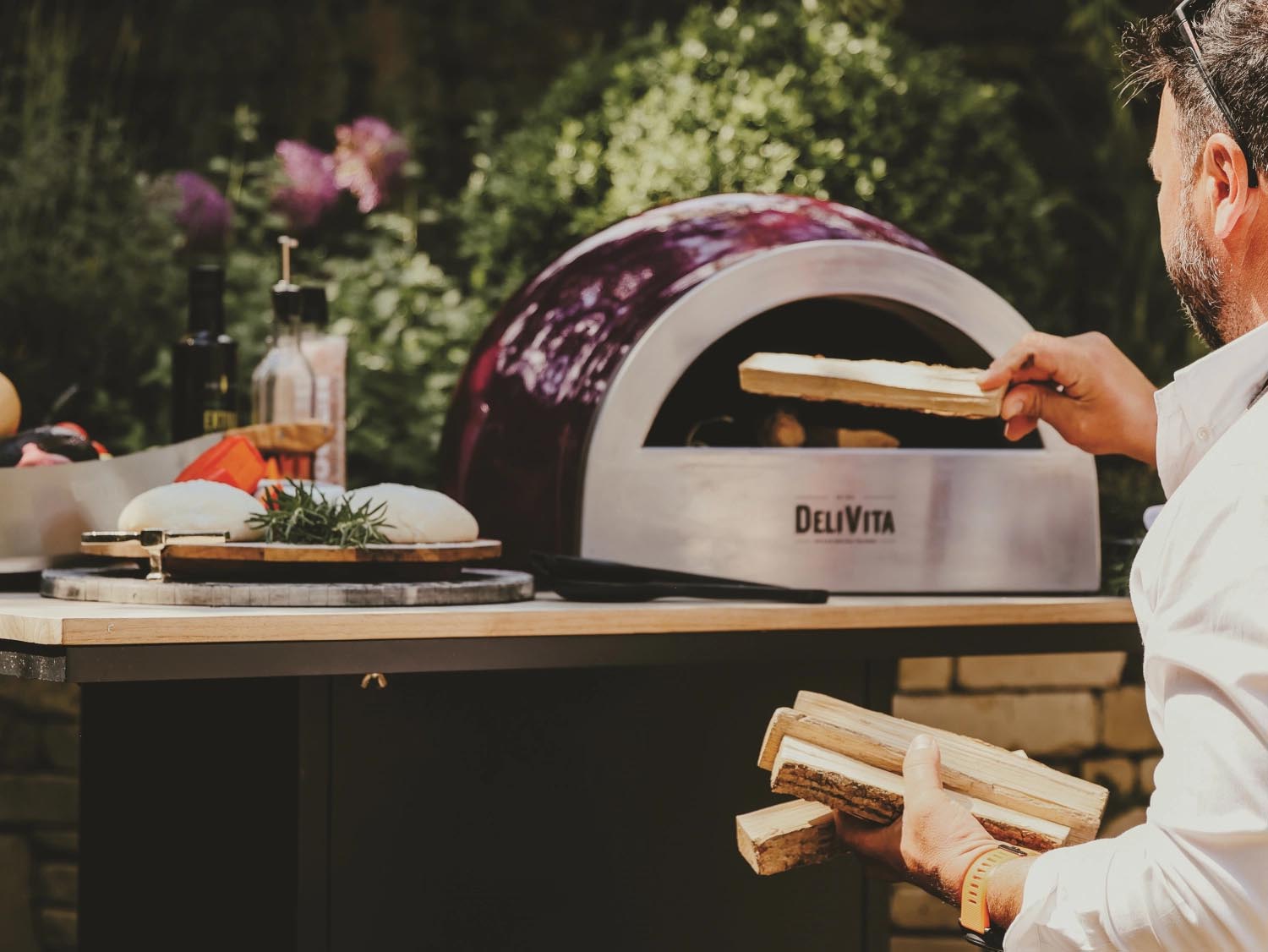 Der beerenrote Delivita Ofen kombiniert elegantes Design mit Funktionalität, perfekt für Pizza, Brot und kulinarische Kreationen.