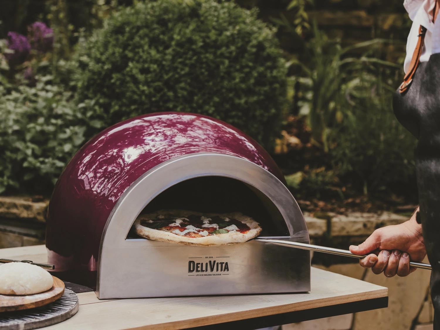 Der Delivita Ofen in Beerenrot vereint stilvolles Design und Vielseitigkeit, ideal für Pizza, Brot und kreative Gerichte.