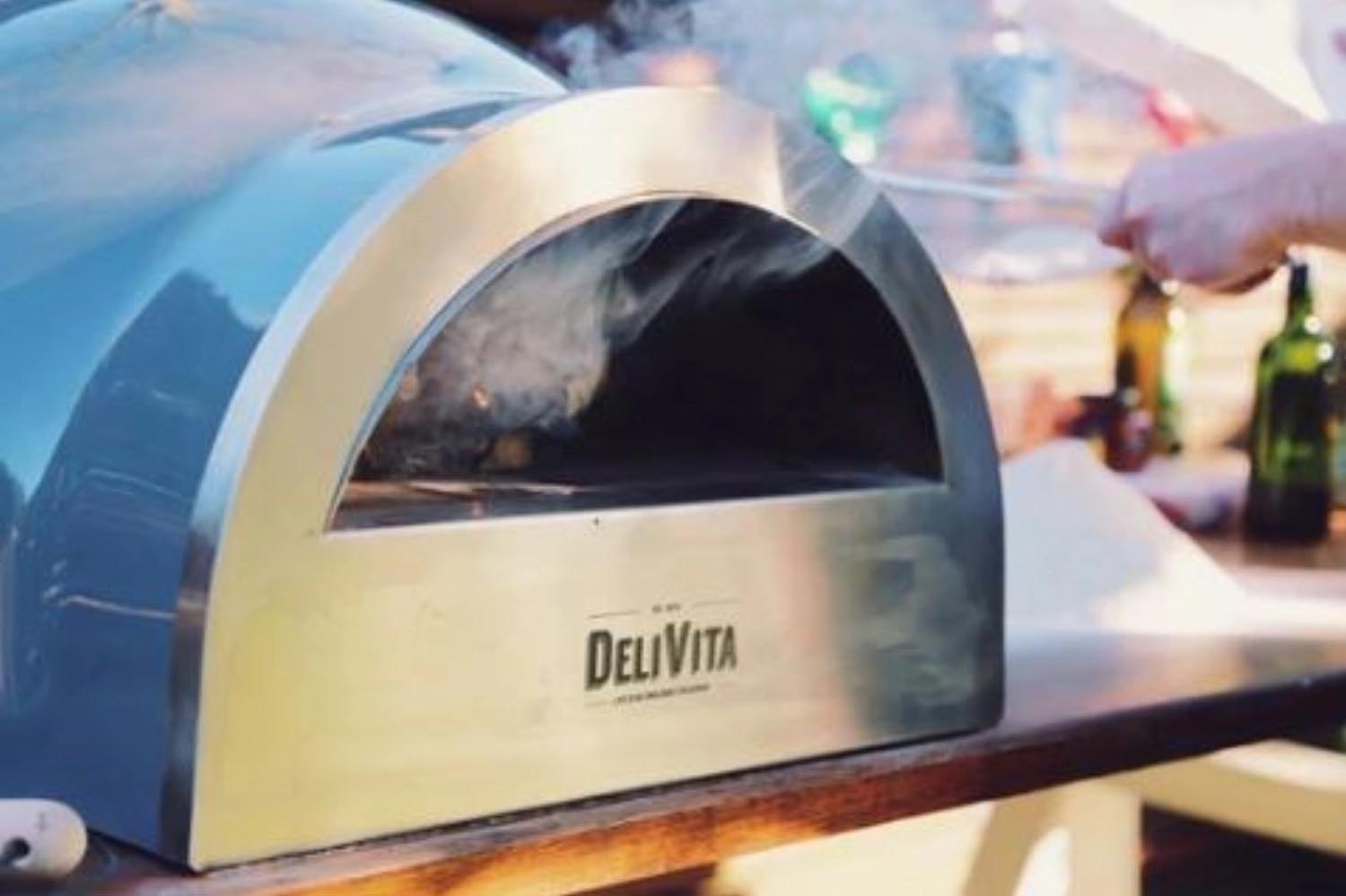 Der tragbare blaue Delivita Holzofen besticht durch sein edles Design und ist perfekt für Pizza und vielseitige Gerichte.