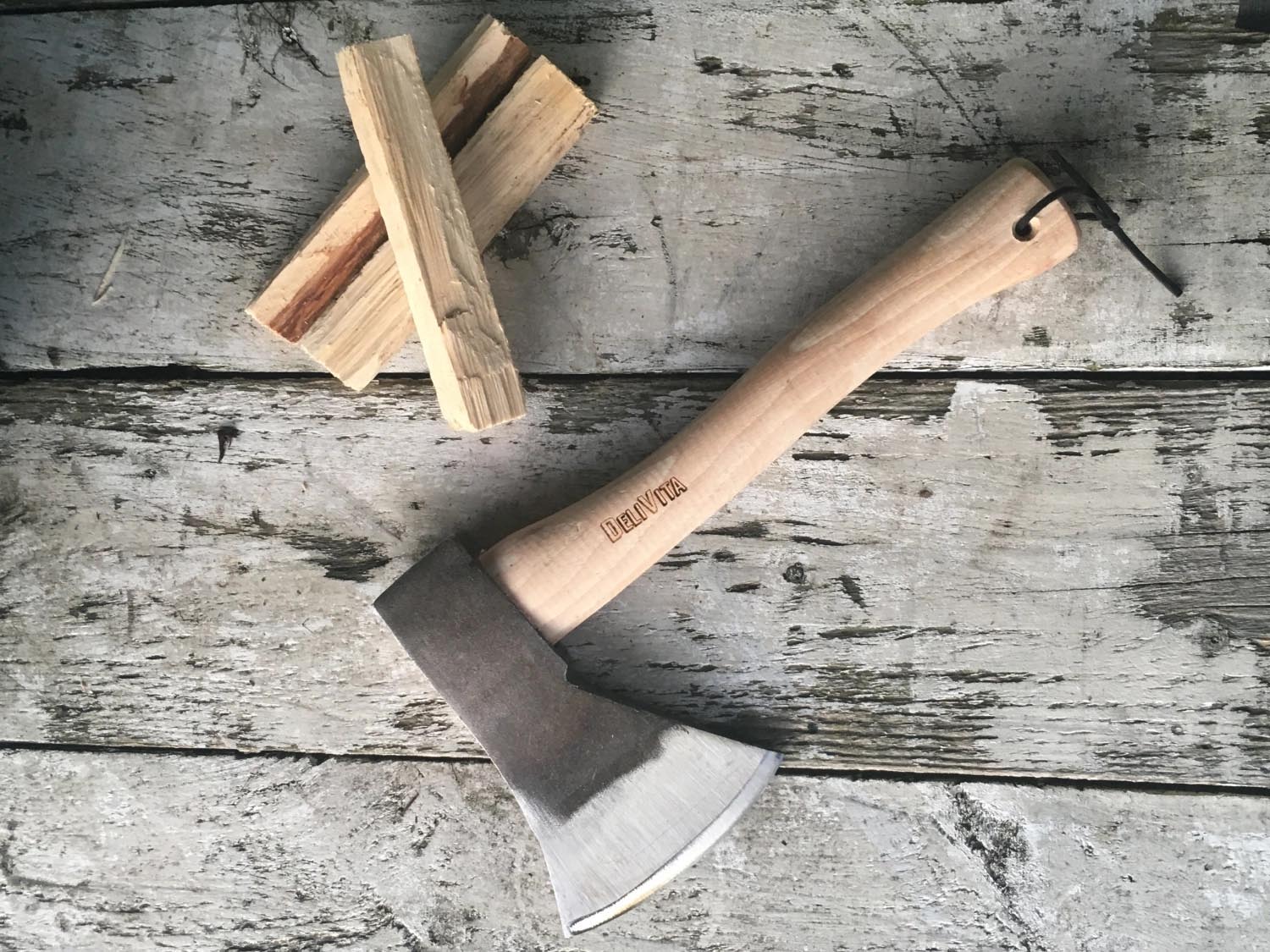 Die Delivita Axt: ideal für präzise Holzarbeiten, langlebig und ergonomisch gestaltet für höchsten Komfort.