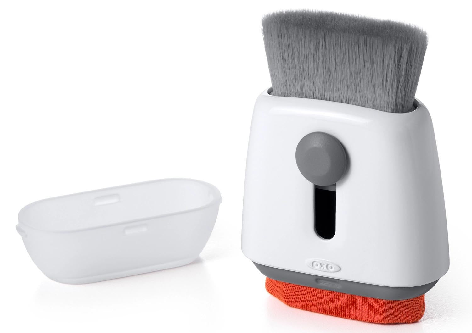 Good Grips Laptop-Reiniger zum Bürsten und Wischen in Weiss präsentiert im Onlineshop von KAQTU Design AG. Küchenhelfer ist von OXO