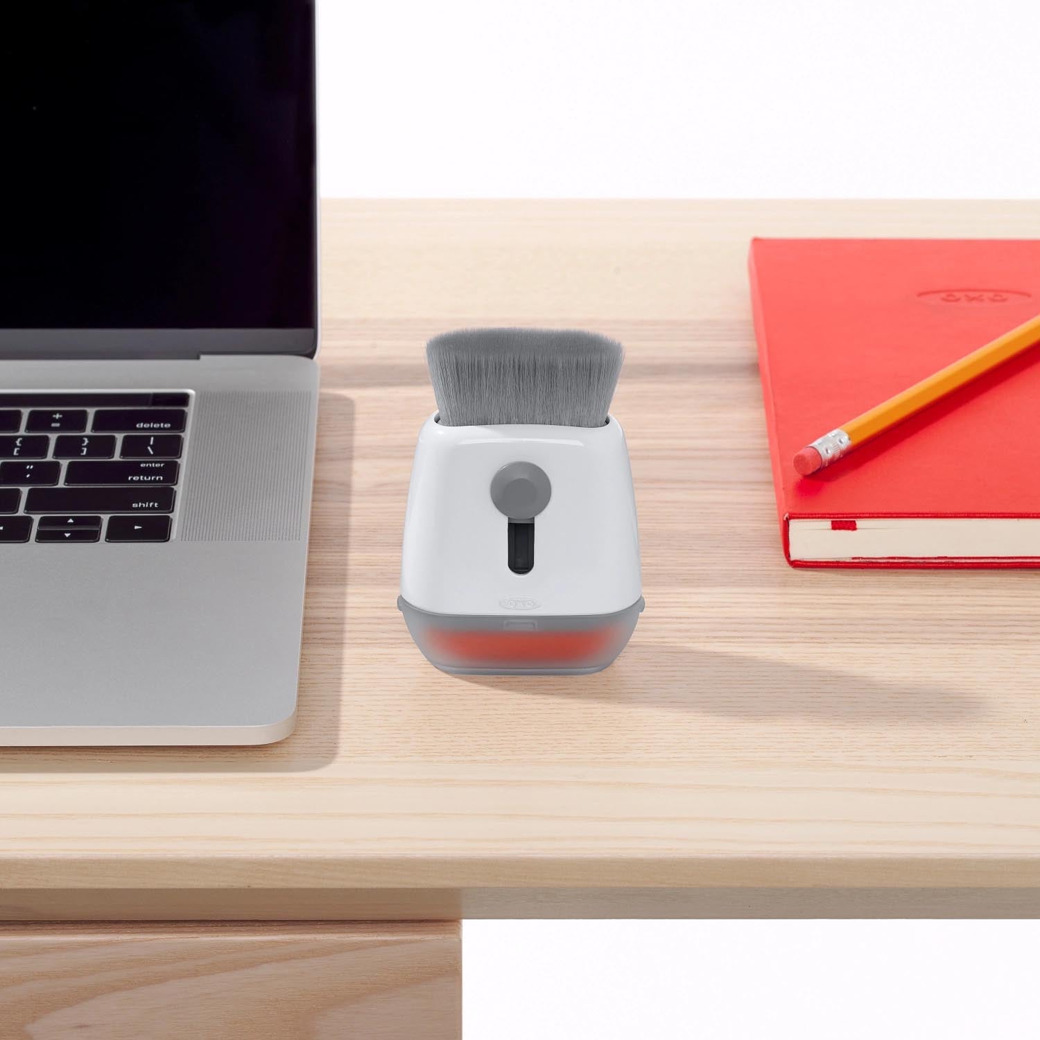 Praktischer OXO Laptop-Reiniger mit Bürste und Wischer, perfekt für die gründliche Reinigung von Tastaturen und Displays.