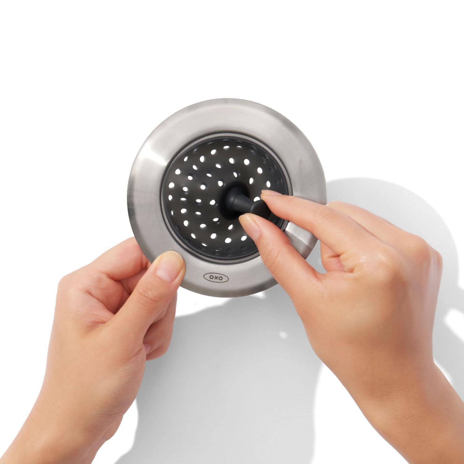 Das OXO Good Grips Spülbeckensieb ist ein praktisches Küchenutensil, das Schmutz auffängt und leicht zu reinigen ist.