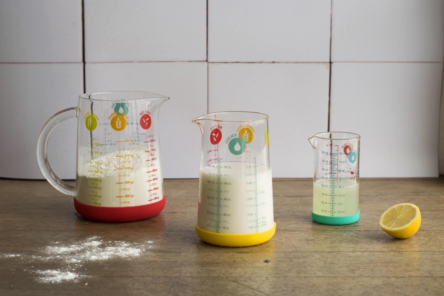 200ml Messbecher von Pebbly mit blauem Silikonboden, rutschfest und praktisch, perfekt für exaktes Abmessen in der Küche.