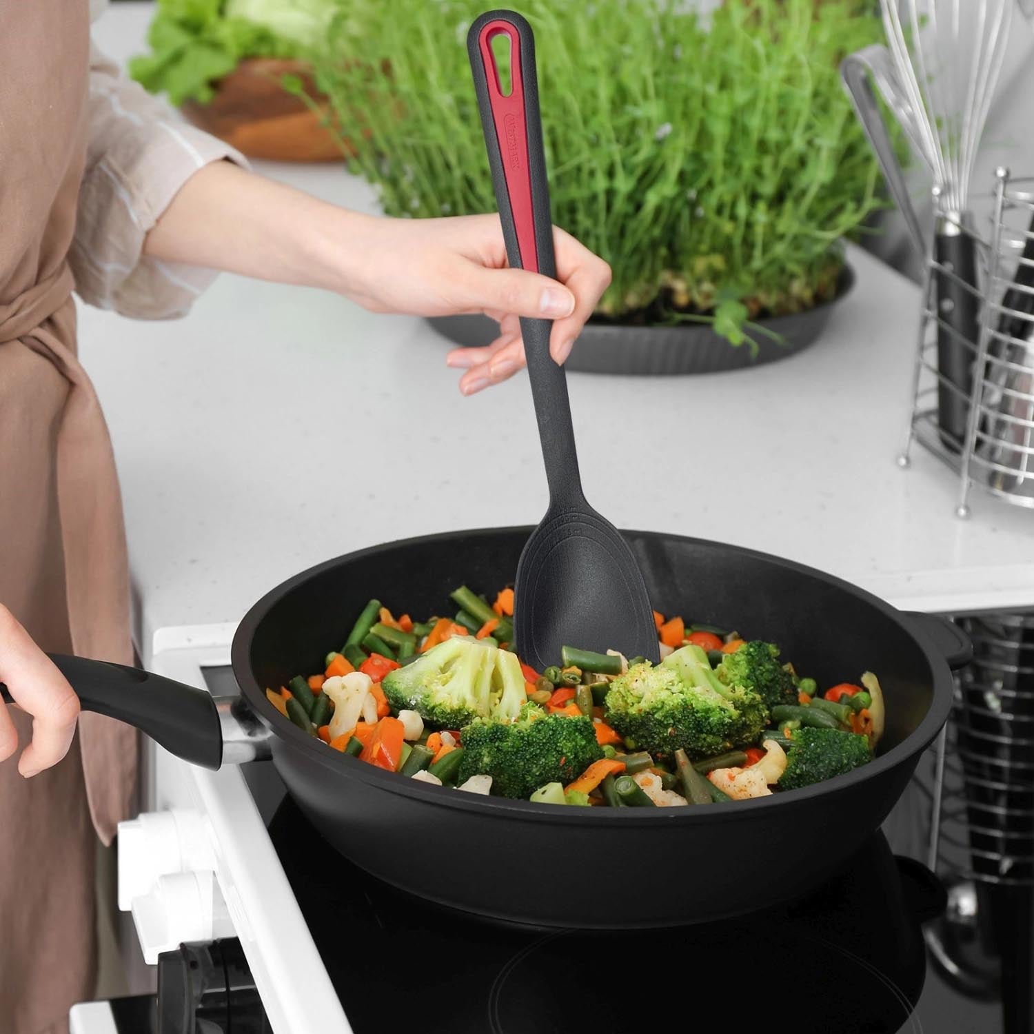 Der Gallant Pfannenlöffel von Westmark ist ein vielseitiges Küchenutensil, ideal für Kochen und Servieren, robust und praktisch.