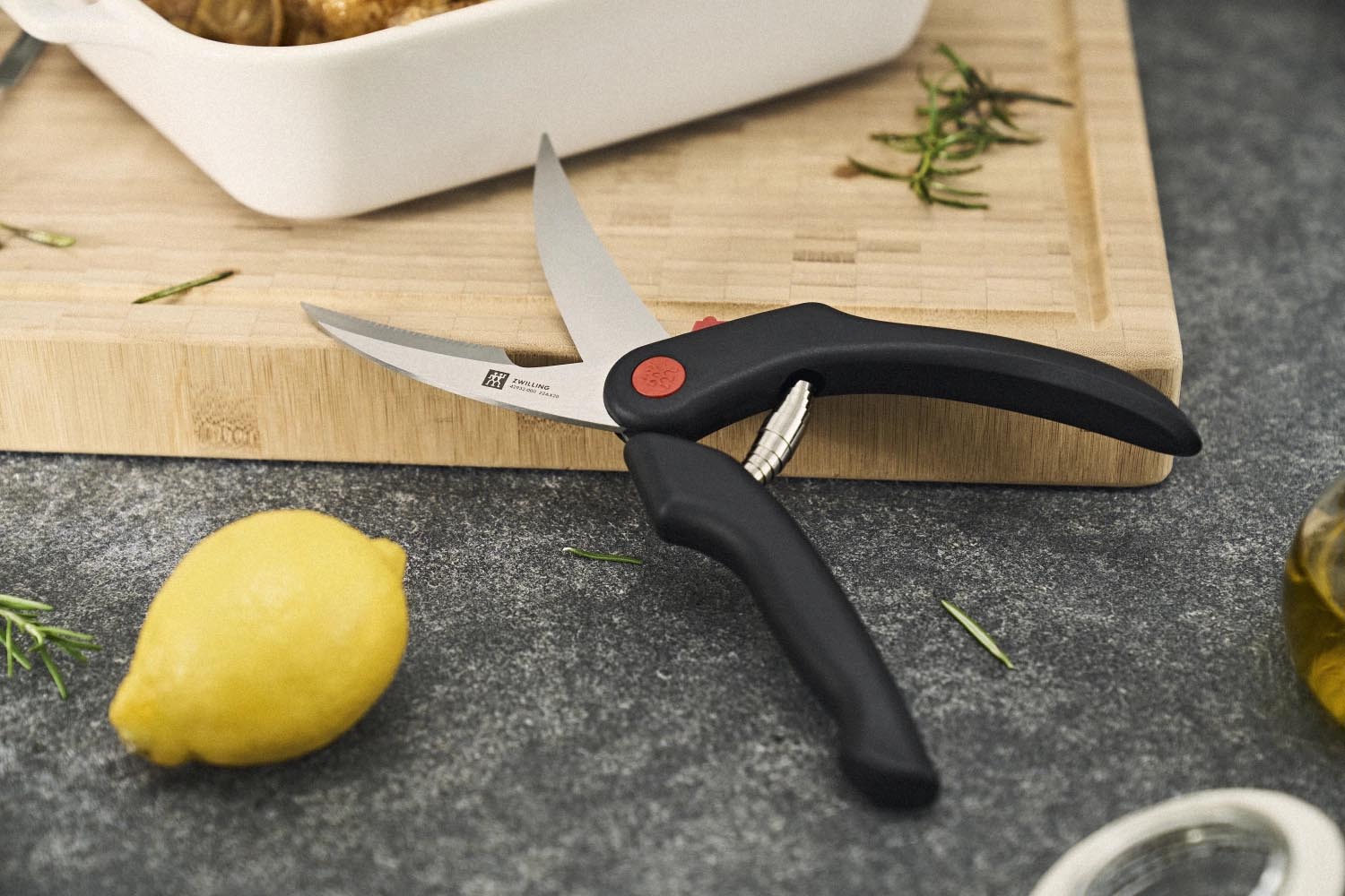 Hochwertige Geflügelschere von Zwilling, 25 cm, schwarz, ideal für präzises Schneiden von Geflügel, robust und ergonomisch gestaltet.