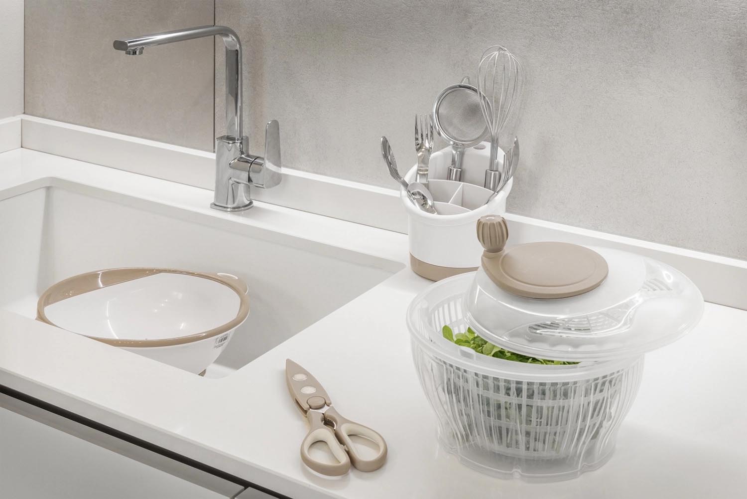 Der 23 cm Daily Home Käsehobel von Abert bietet präzises Käsehobeln mit ergonomischem Design und langlebiger Qualität.