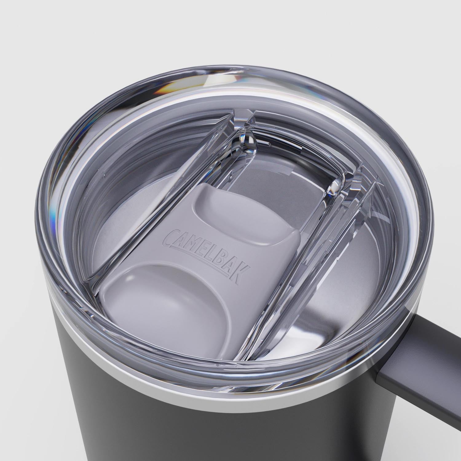 Die Camelbak Thrive Mug V.I. Bottle 0.5l in Schwarz ist eine elegante, isolierte Flasche, perfekt für heisse und kalte Getränke unterwegs.