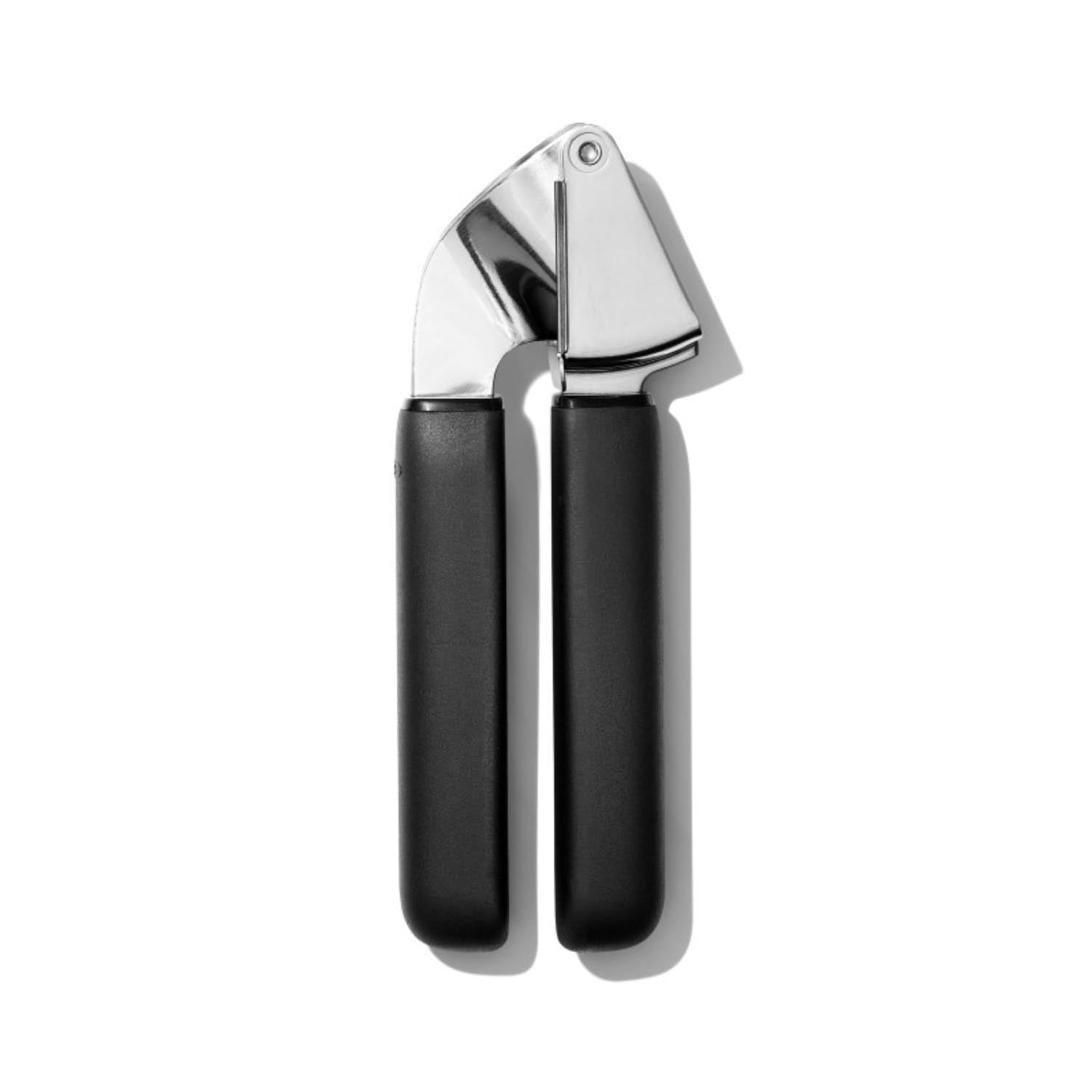 Good Grips Knoblauchpresse in Schwarz präsentiert im Onlineshop von KAQTU Design AG. Küchenhelfer ist von OXO