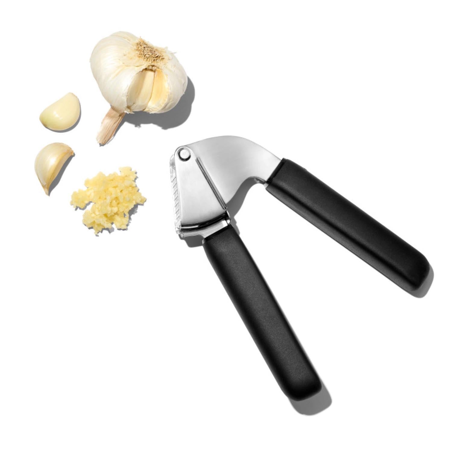 Die OXO Good Grips Knoblauchpresse bietet müheloses Pressen von Knoblauch mit ergonomischem Design und einfacher Reinigung.