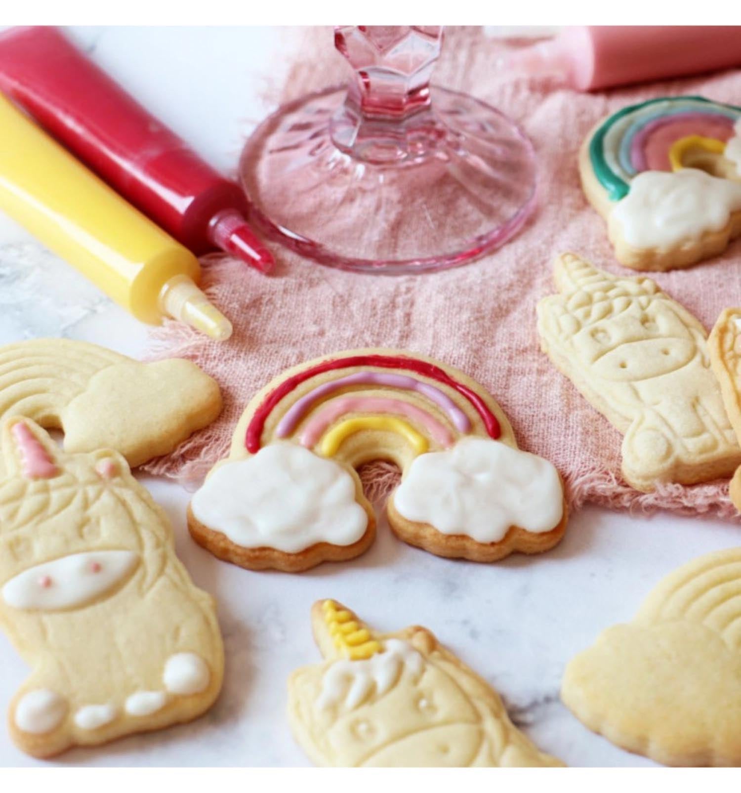 Kreiere zauberhafte Kekse mit dem 2er Set Einhorn-Ausstechformen von Scrap Cooking – perfekt für fantasievolle Backprojekte und Dekorationen.