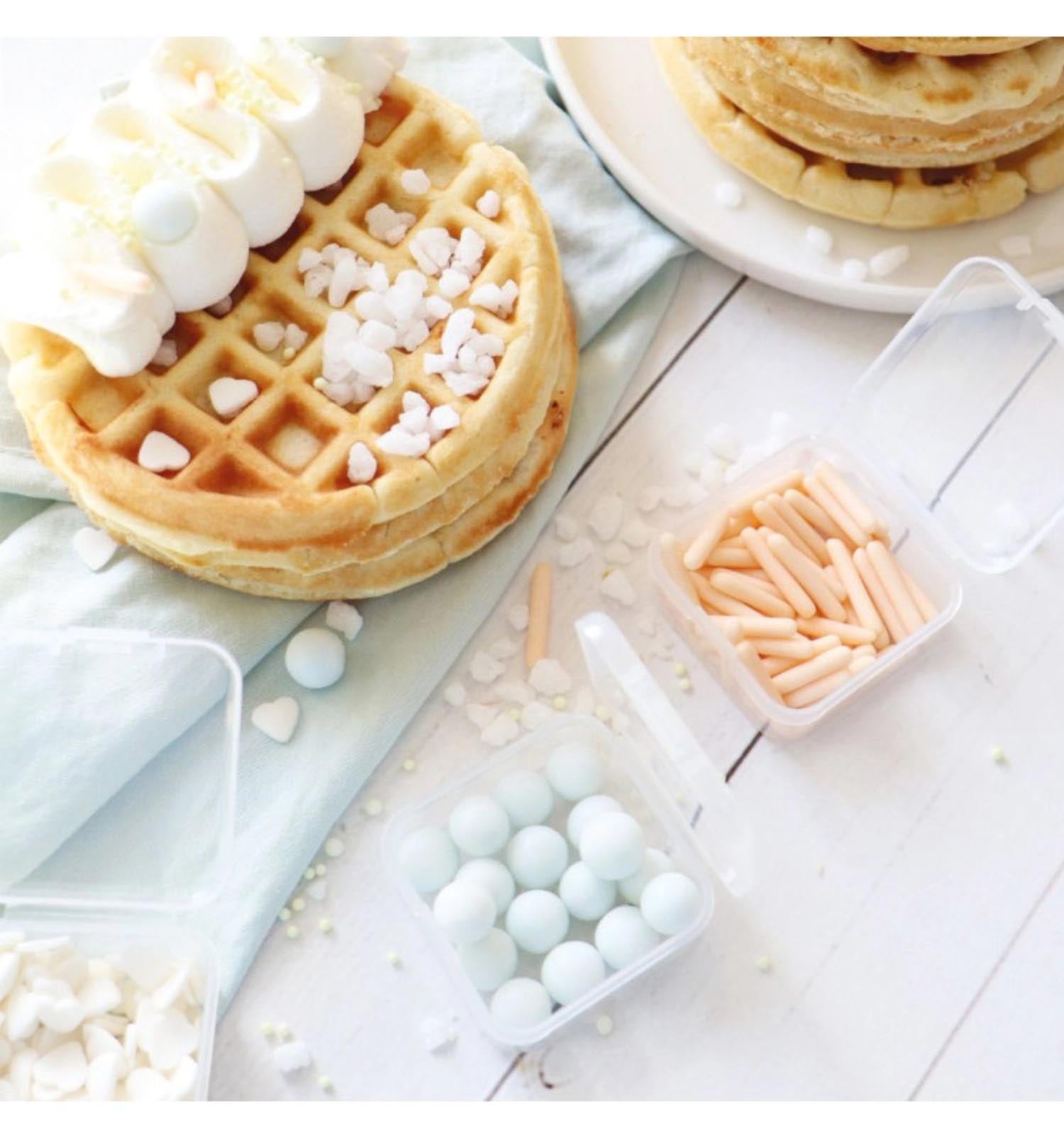 Ein farbenfrohes 4er Set Zuckerstreusel Mix für Ostern von Scrap Cooking, perfekt zum Dekorieren von Kuchen und Gebäck.