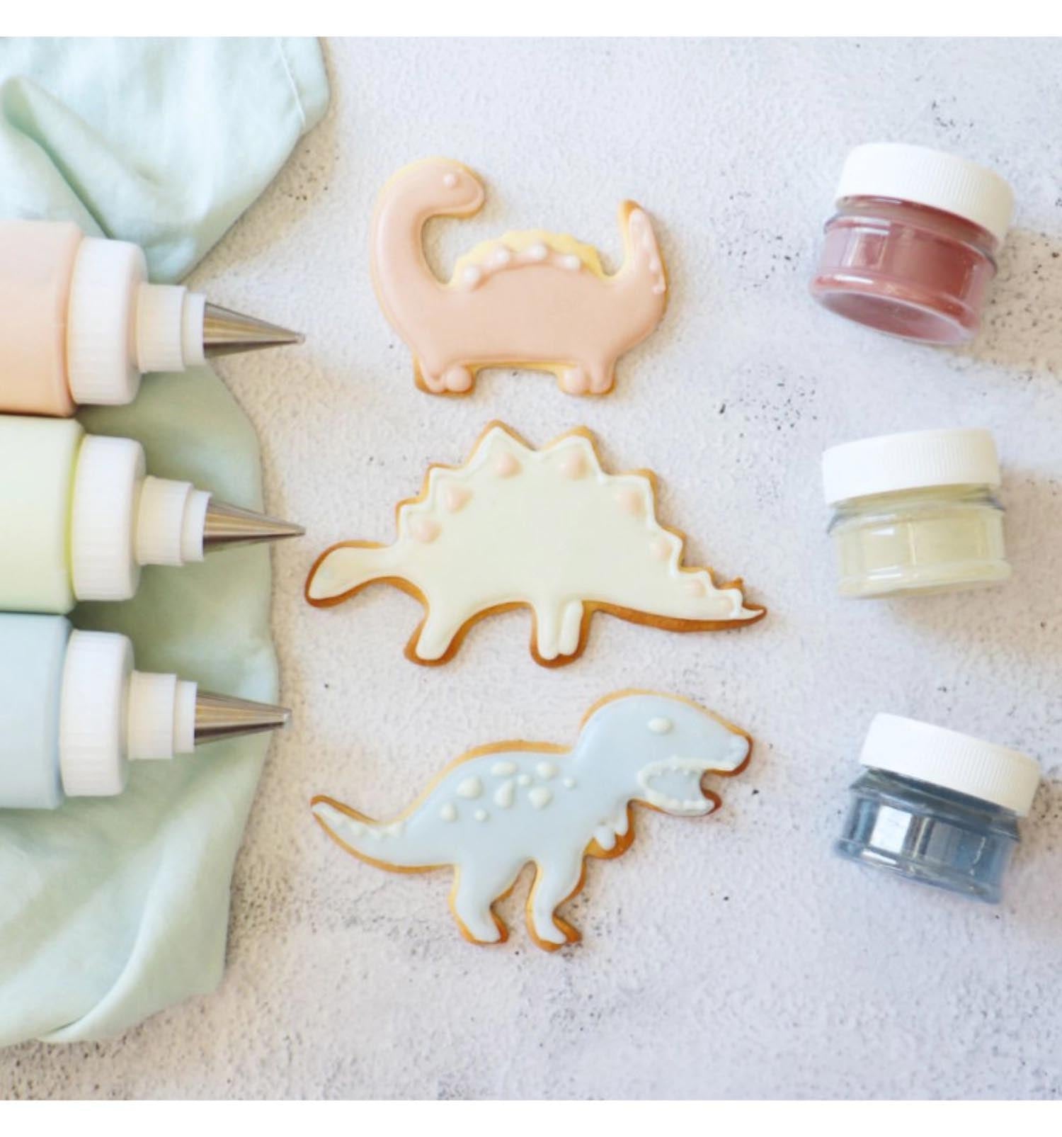 Natürliches Lebensmittelfarbpulver-Set von Scrap Cooking, ideal für kreative Dino-Themen in Backwaren und Desserts.