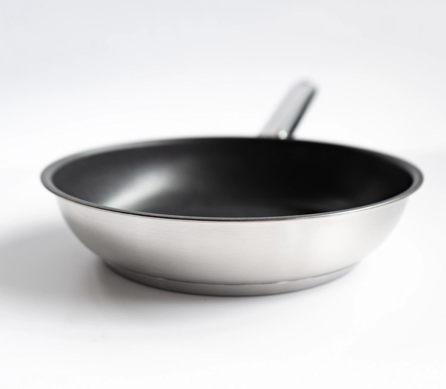 Die Resto 3 Duraslide Bratpfanne von Demeyere (24 cm) überzeugt mit robuster Antihaftbeschichtung und gleichmässiger Hitzeverteilung.