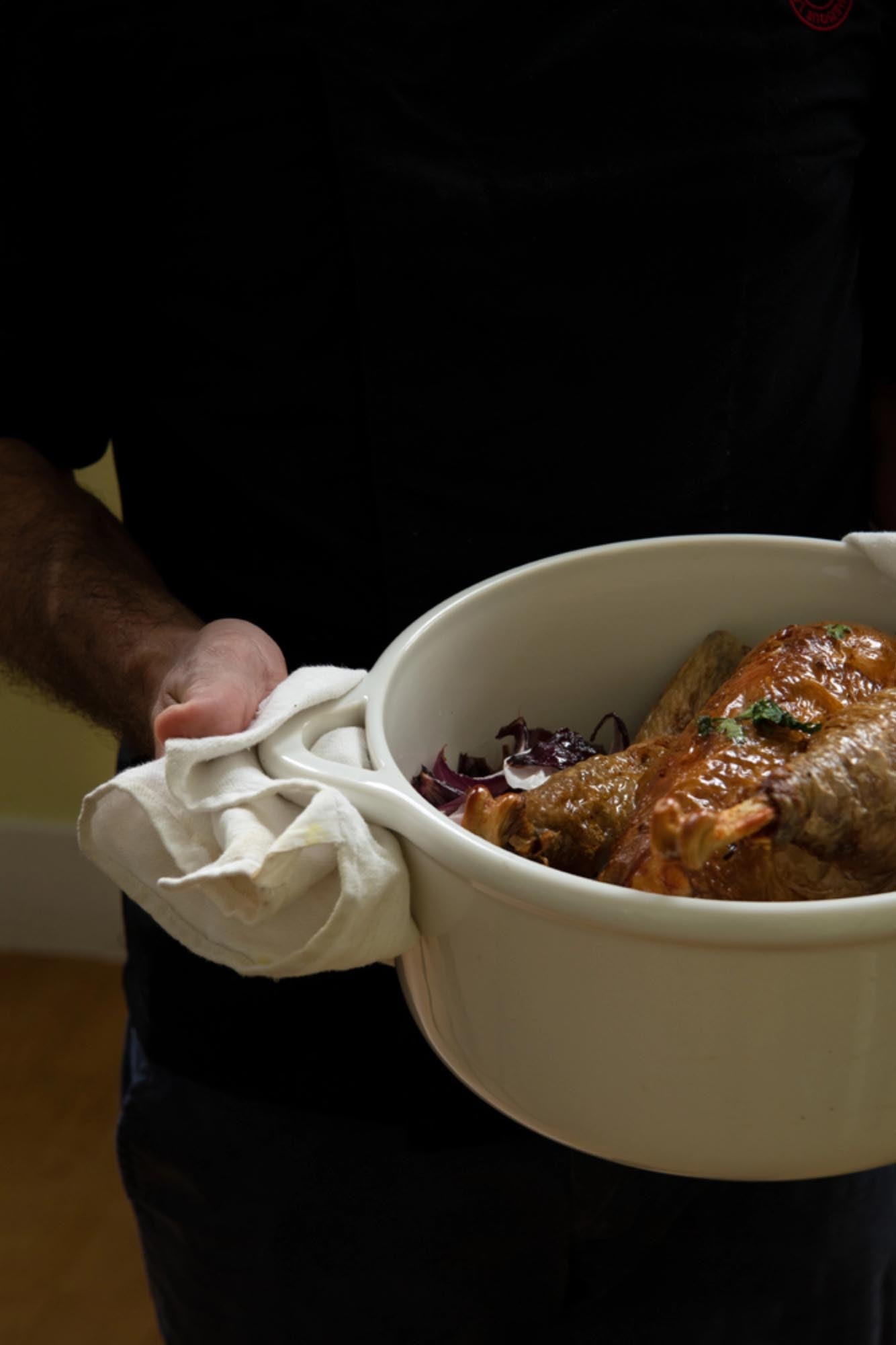 Elegante Ofenkasserolle D26cm in Alabasterweiss von Revol, ideal für stilvolles Kochen und Servieren, inklusive passendem Deckel.