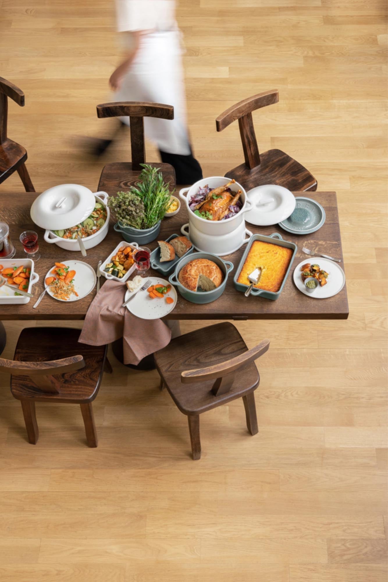 Hochwertige Induktionskasserolle D31cm in edlem Alabasterweiss von Revol, perfekt für stilvolles Kochen, mit passendem Deckel.