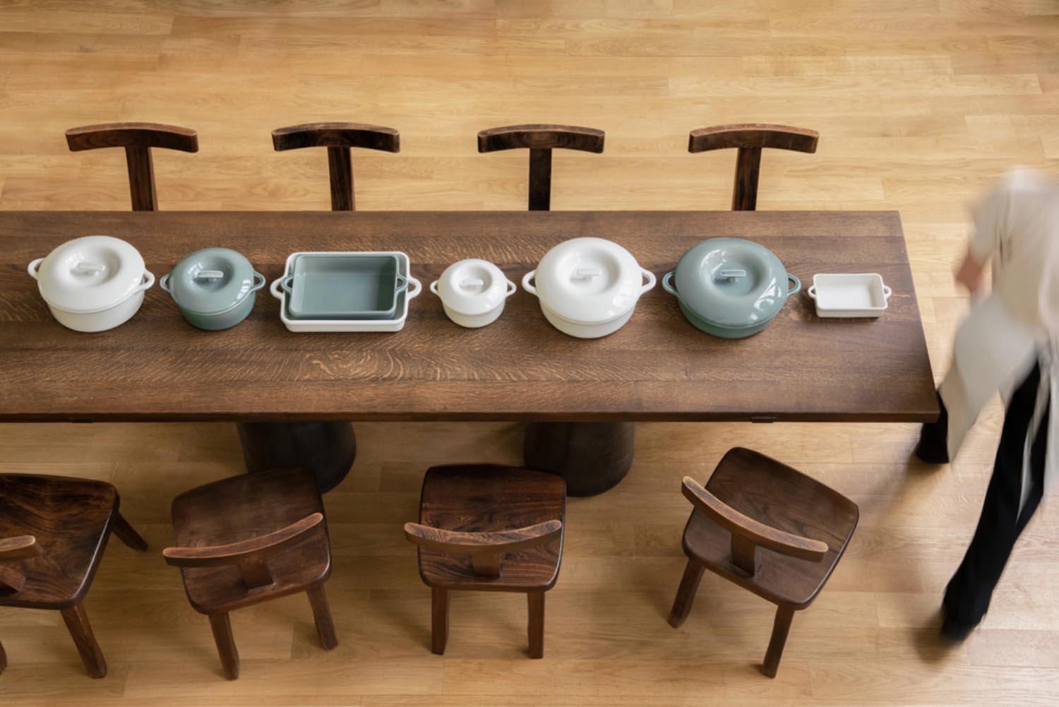 Elegante Induktionskasserolle D31cm in Wolkengrau von Revol, ideal für stilvolles Kochen, mit passendem Deckel.