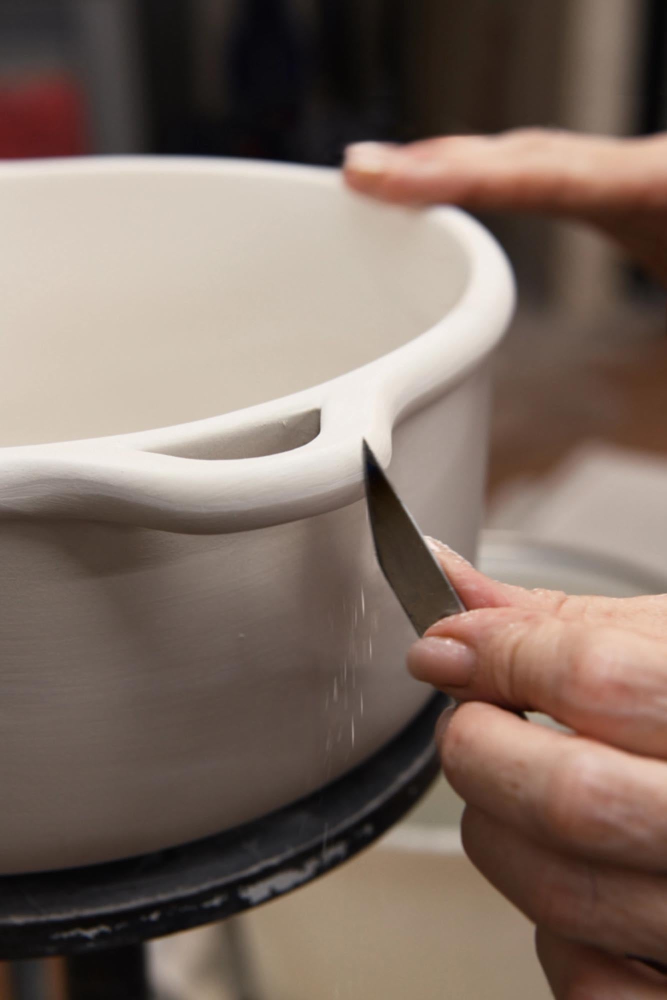 Hochwertige Ofenkasserolle D22cm in edlem Alabasterweiss von Revol, perfekt für stilvolles Kochen und Servieren, mit Deckel.