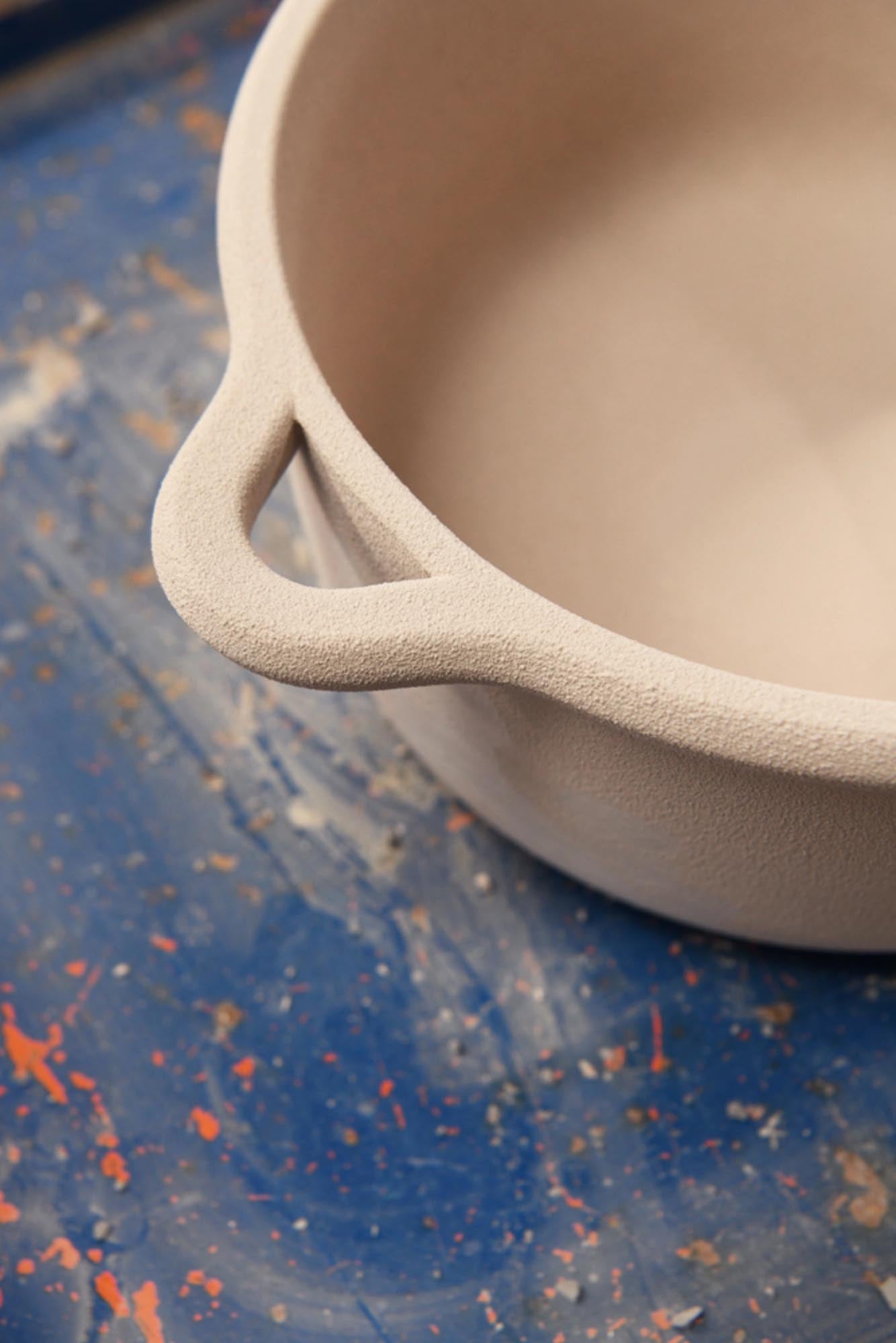 Hochwertige Ofenkasserolle D22cm in edlem Alabasterweiss von Revol, perfekt für stilvolles Kochen und Servieren, mit Deckel.