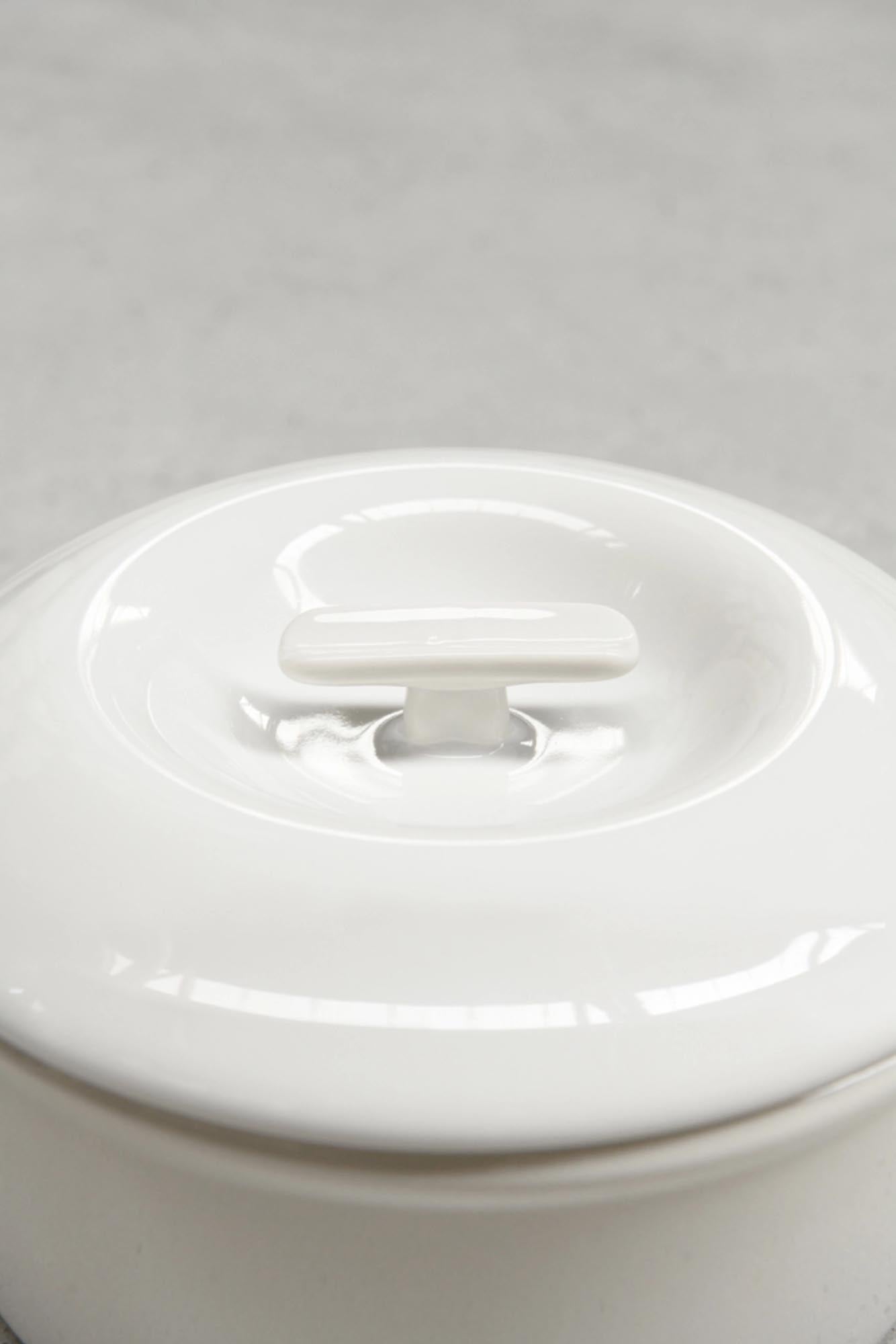 Elegante Induktionskasserolle D22cm in Alabasterweiss von Revol, ideal für stilvolles Kochen, inklusive passendem Deckel.