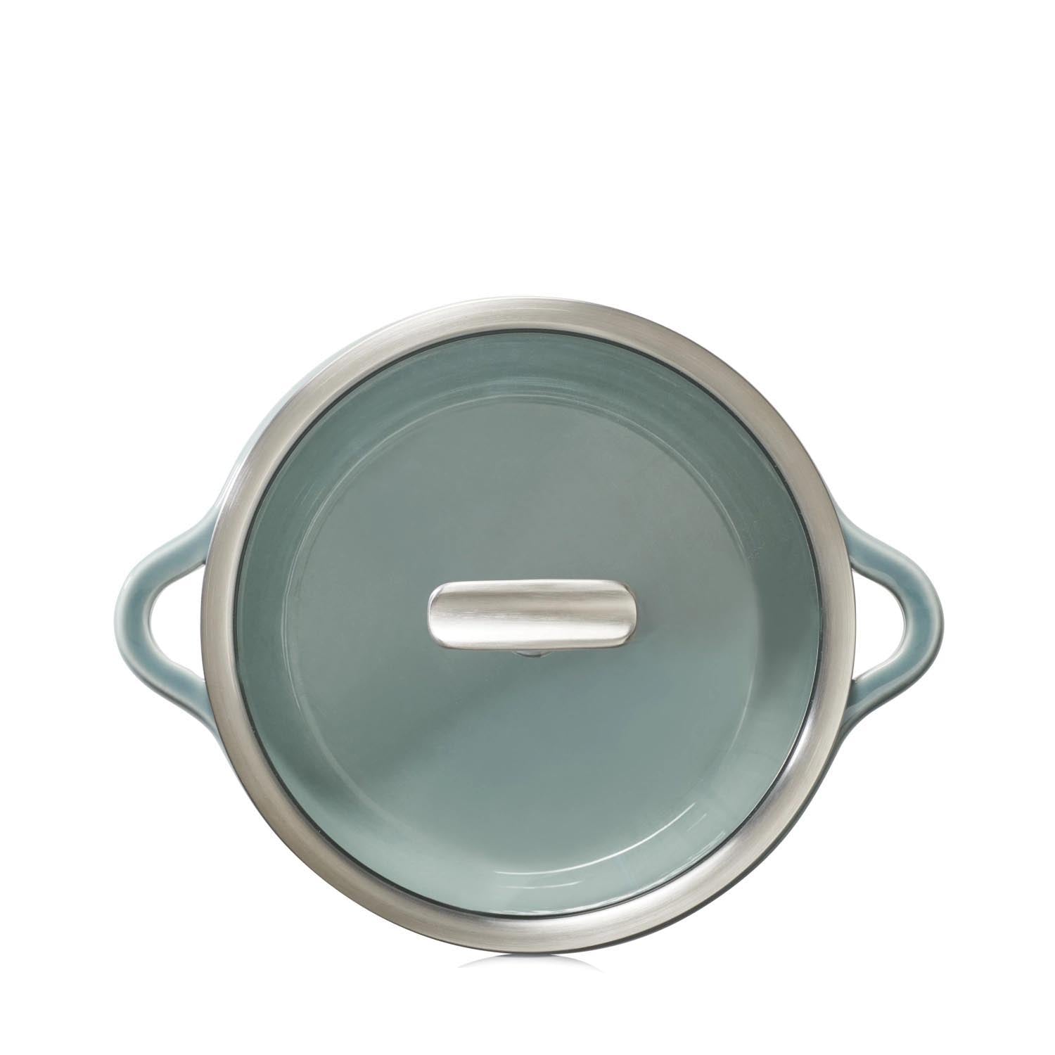 Elegante Induktionskasserolle D22cm in wolkengrau mit Glasdeckel von Revol, ideal für stilvolles Kochen und Servieren.