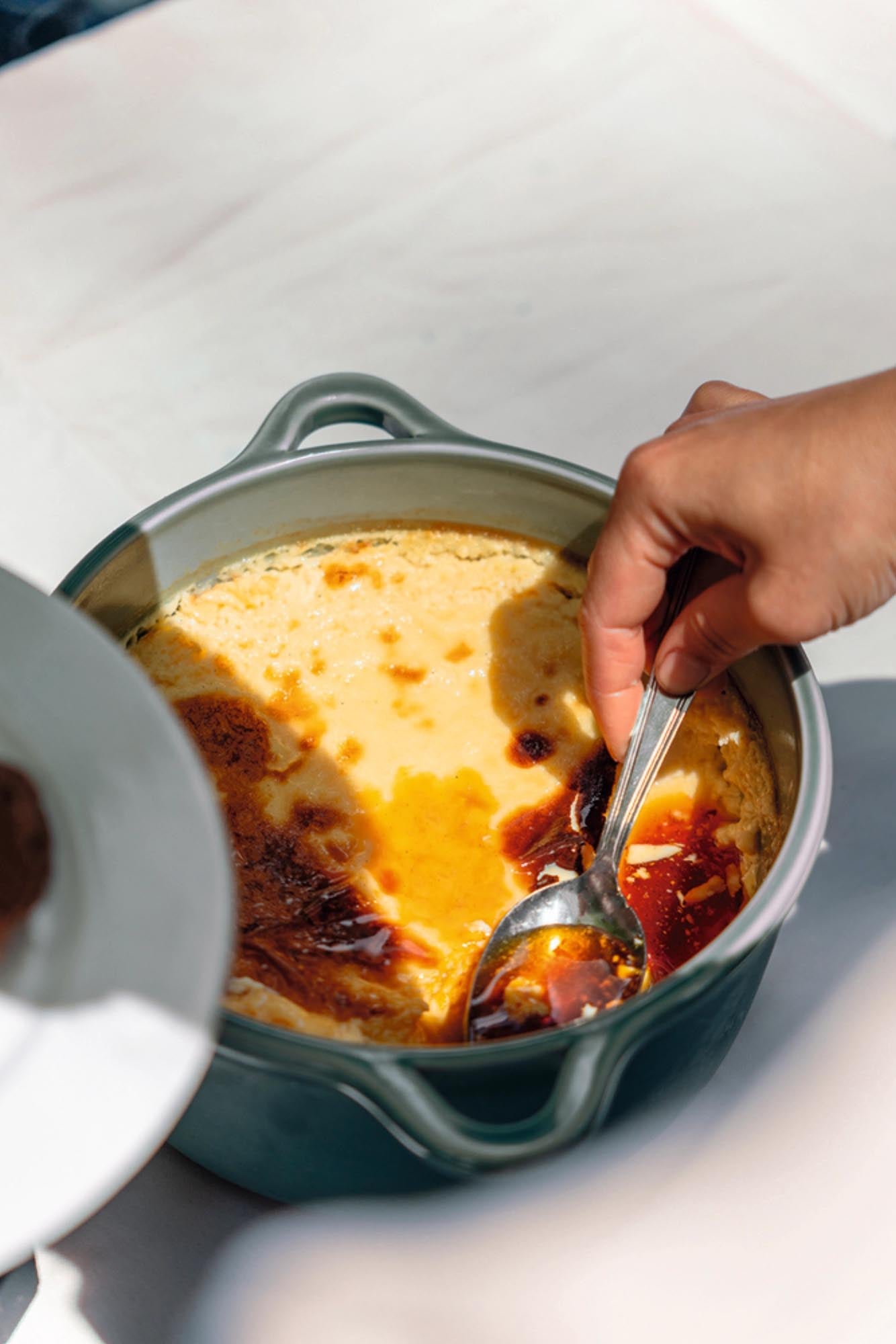 Stilvolle Ofenkasserolle D22cm in wolkengrau von Revol, perfekt für Kochen und Servieren, mit passendem Deckel für vielseitige Nutzung.