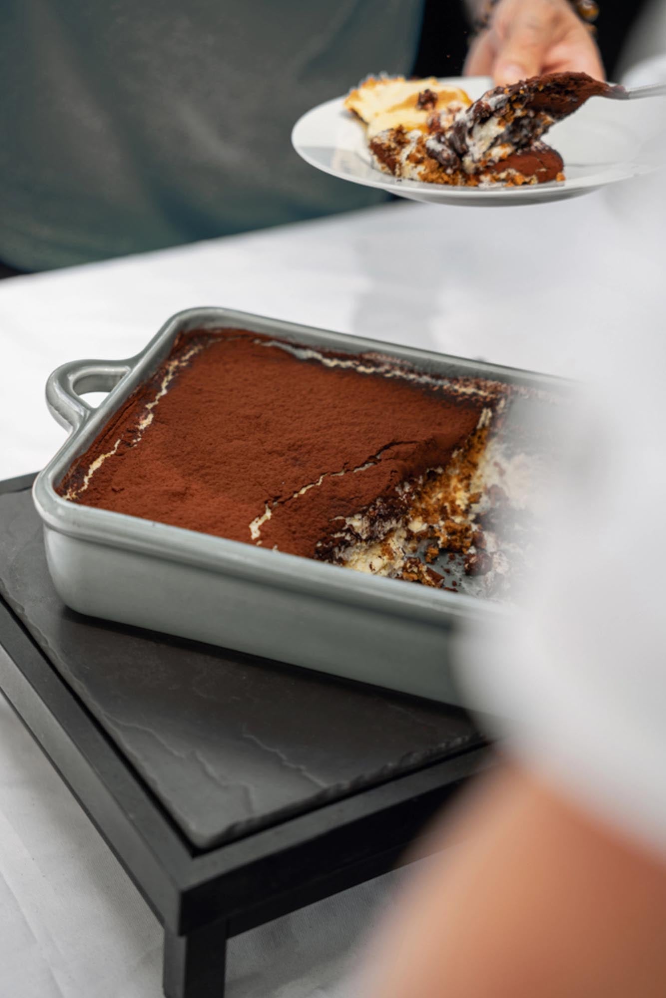 Stilvolle Auflaufform von Revol in Wolkengrau, 29x21x7cm, perfekt für Backen und Servieren, robust und elegant im Design.