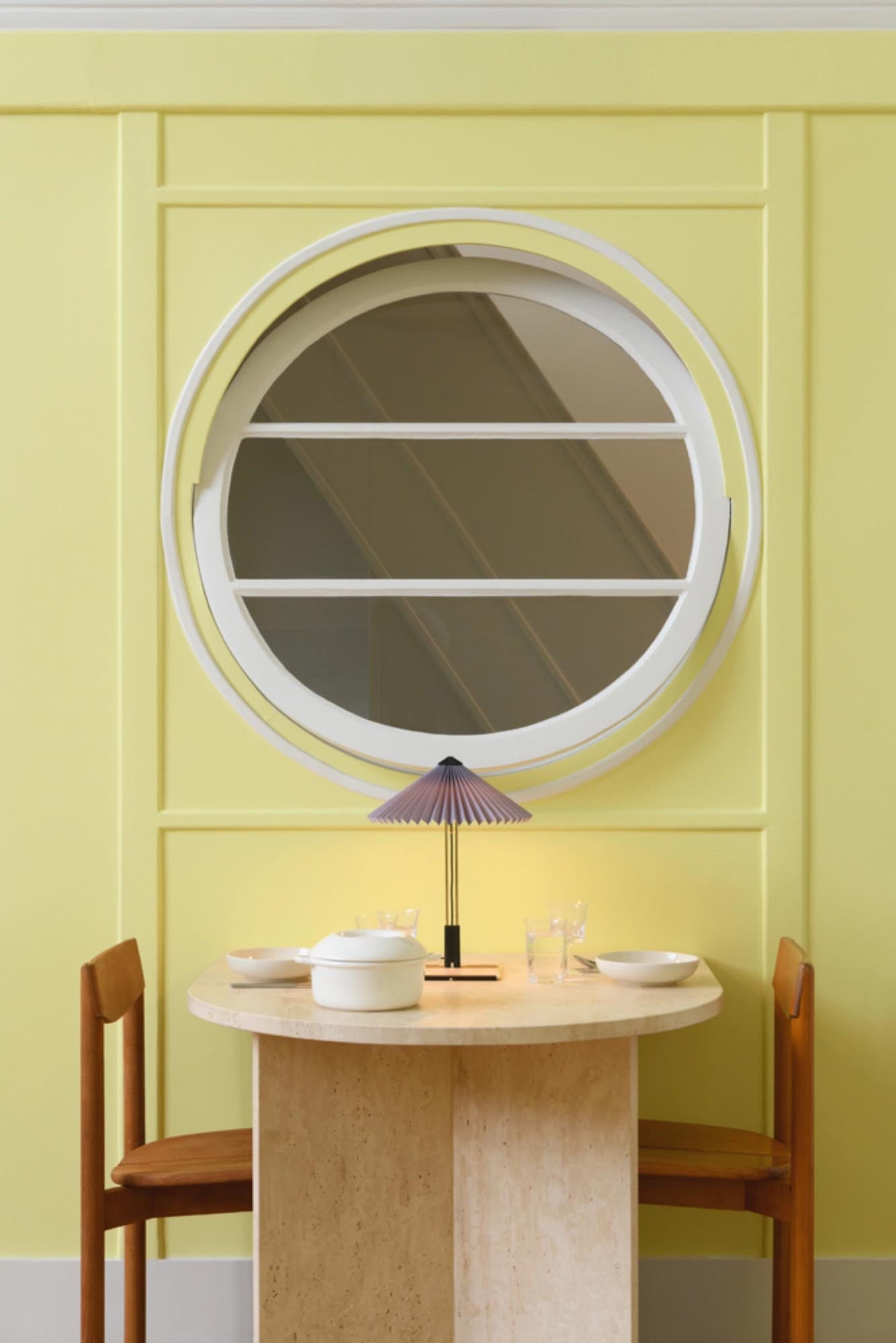 Hochwertige Ofenkasserolle D19cm in Alabasterweiss von Revol, perfekt für stilvolles Kochen und Servieren, mit passendem Deckel.