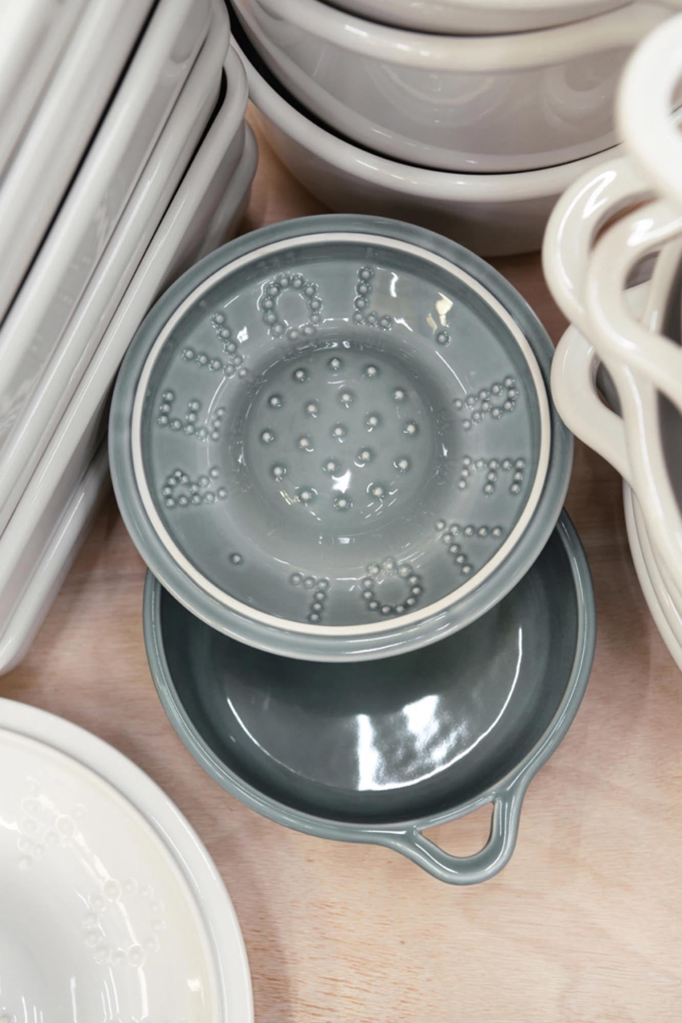 Stilvolle Induktionskasserolle D19cm in wolkengrau von Revol, perfekt für modernes Kochen, mit passendem Deckel.