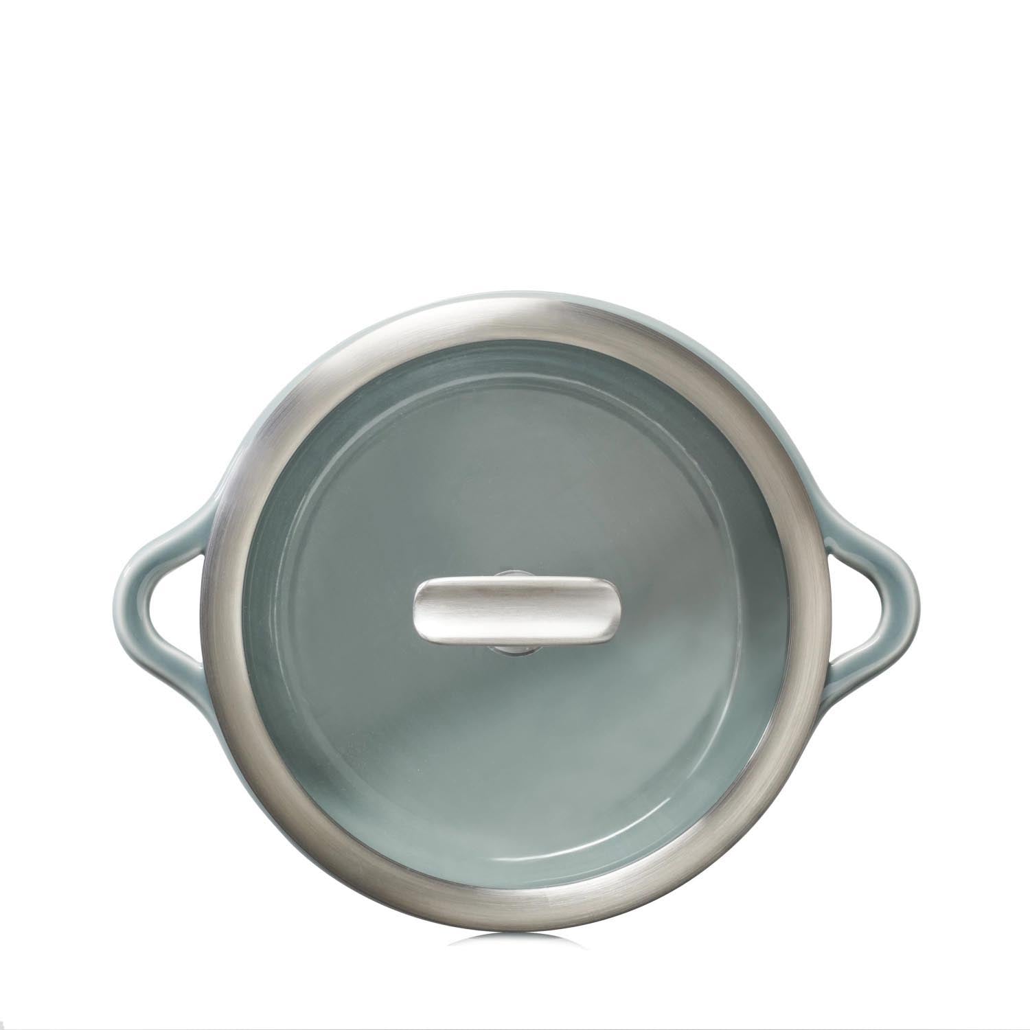 Elegante Induktionskasserolle D19cm in Wolkengrau mit Glasdeckel von Revol, ideal für stilvolles Kochen und Servieren.