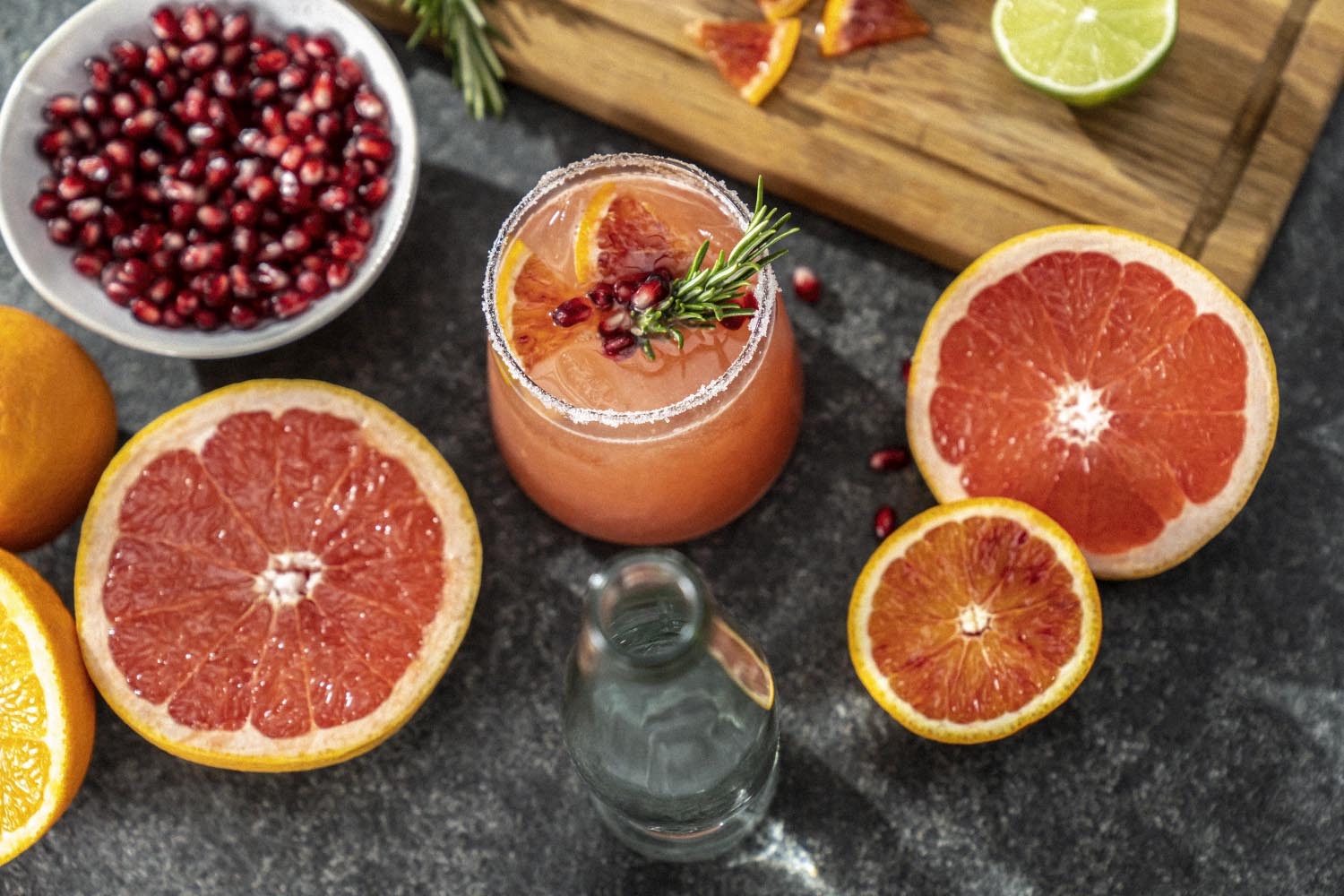 Hochwertige Zitruspresse in Schwarz von Zwilling für frischen, vitaminreichen Saft. Effizientes Design mit zwei Presskegeln und klappbarem Auslass.