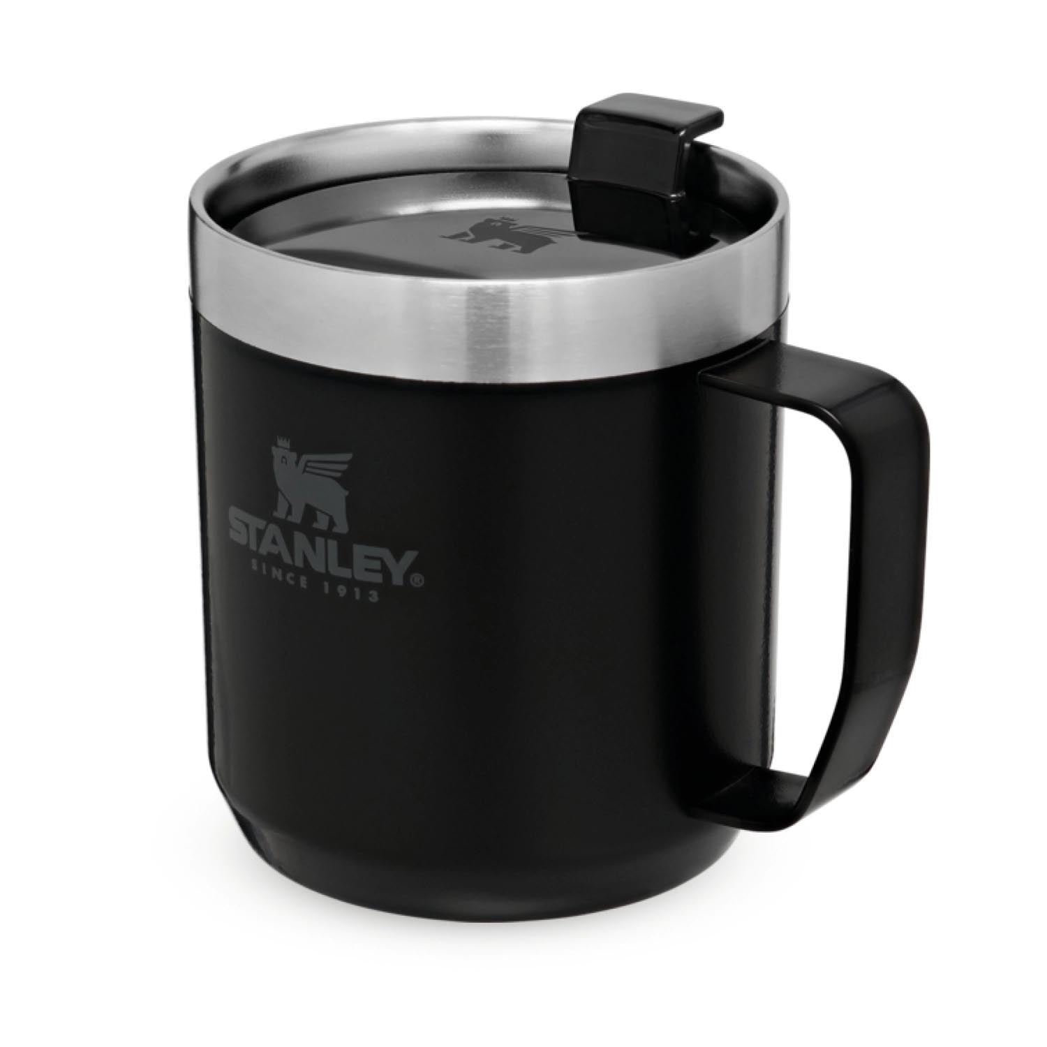 Die Stanley Everyday Camp Mug 0.35l in matte black pebble ist eine robuste, isolierte Tasse für Outdoor-Abenteuer und den täglichen Gebrauch.