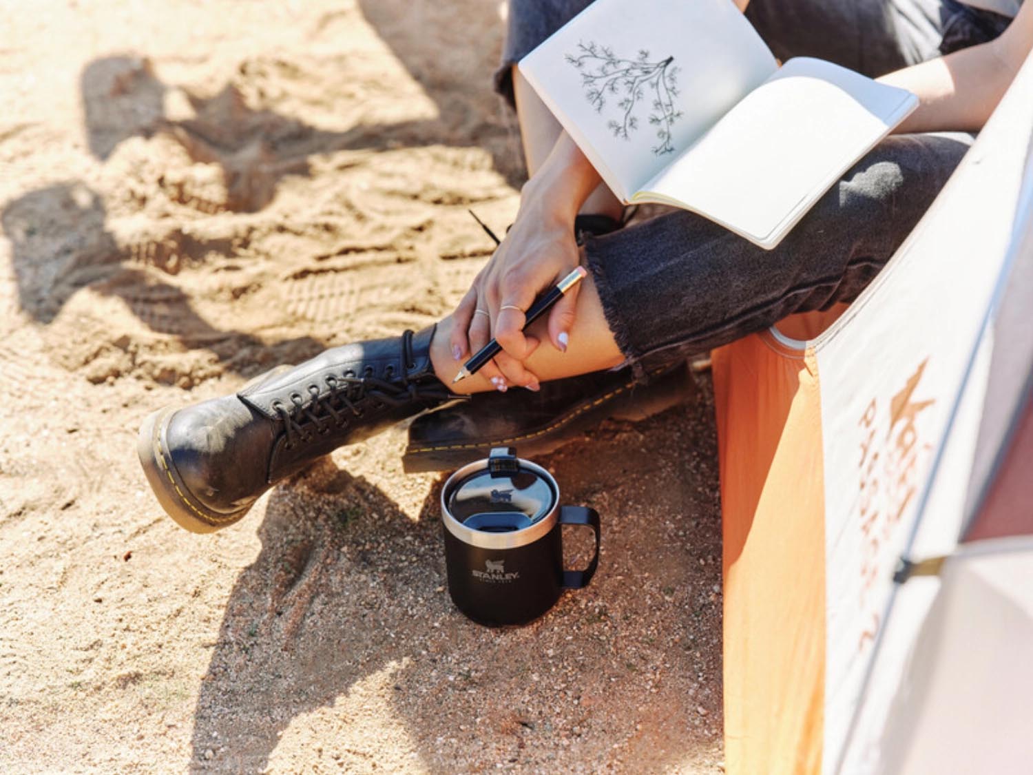 Die Stanley Camp Mug 0.35l in matte black pebble ist robust, isoliert und perfekt für Outdoor-Abenteuer und den täglichen Gebrauch.