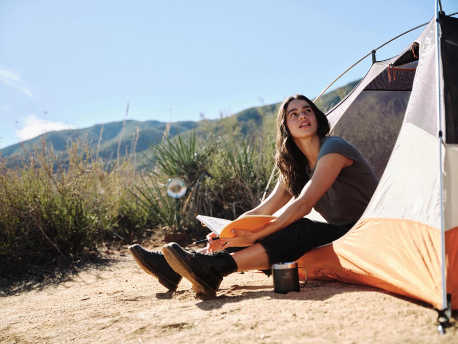 Die Stanley Camp Mug 0.35l in matte black pebble ist ein isolierter, robuster Becher, perfekt für Outdoor-Abenteuer und den täglichen Gebrauch.