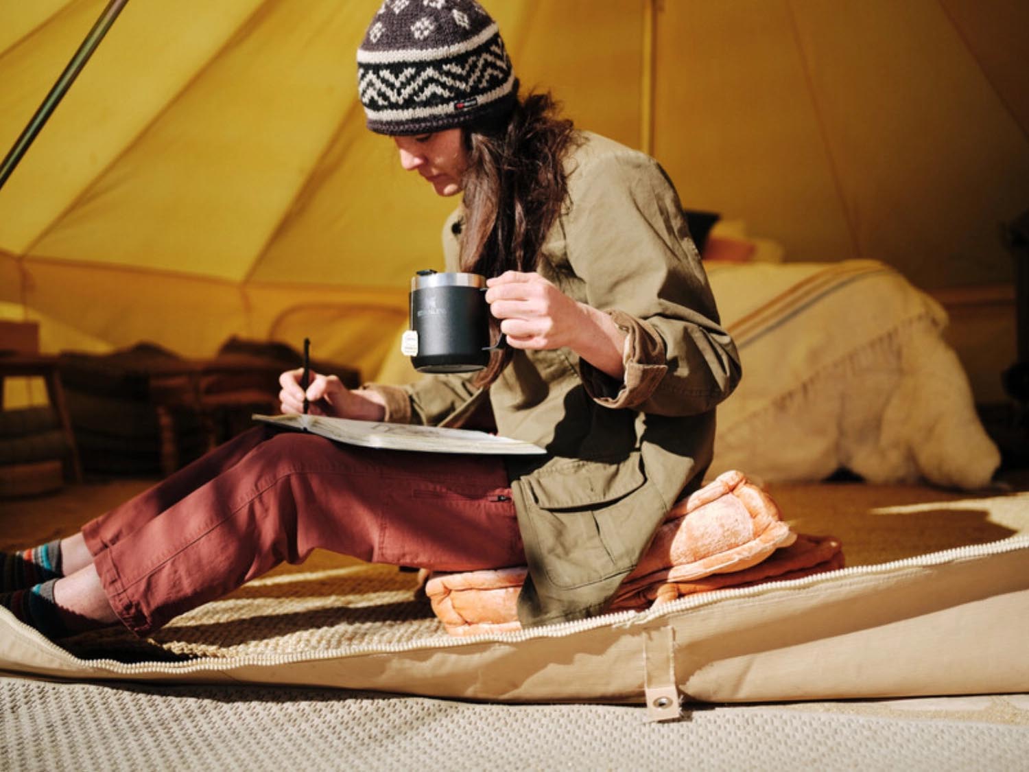 Die Stanley Everyday Camp Mug 0.35l in matte black pebble ist ein langlebiger, isolierter Becher für Outdoor und Alltag.