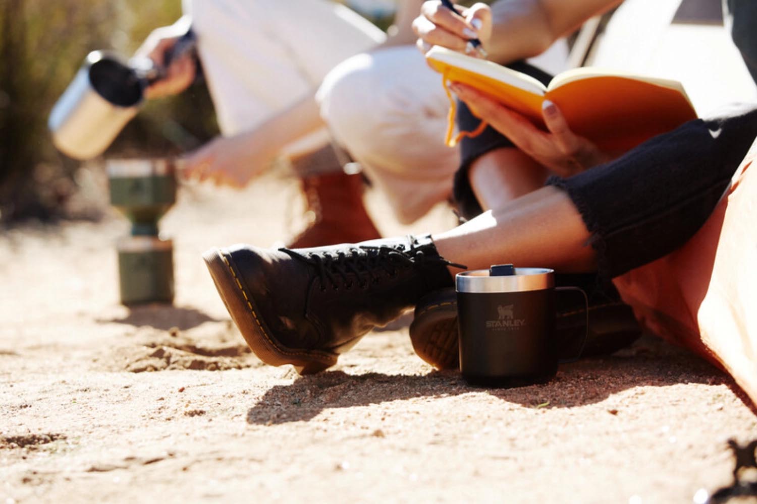 Die Stanley Camp Mug 0.35l in matte black pebble ist ein robuster, isolierter Becher, ideal für Outdoor-Abenteuer und den täglichen Gebrauch.