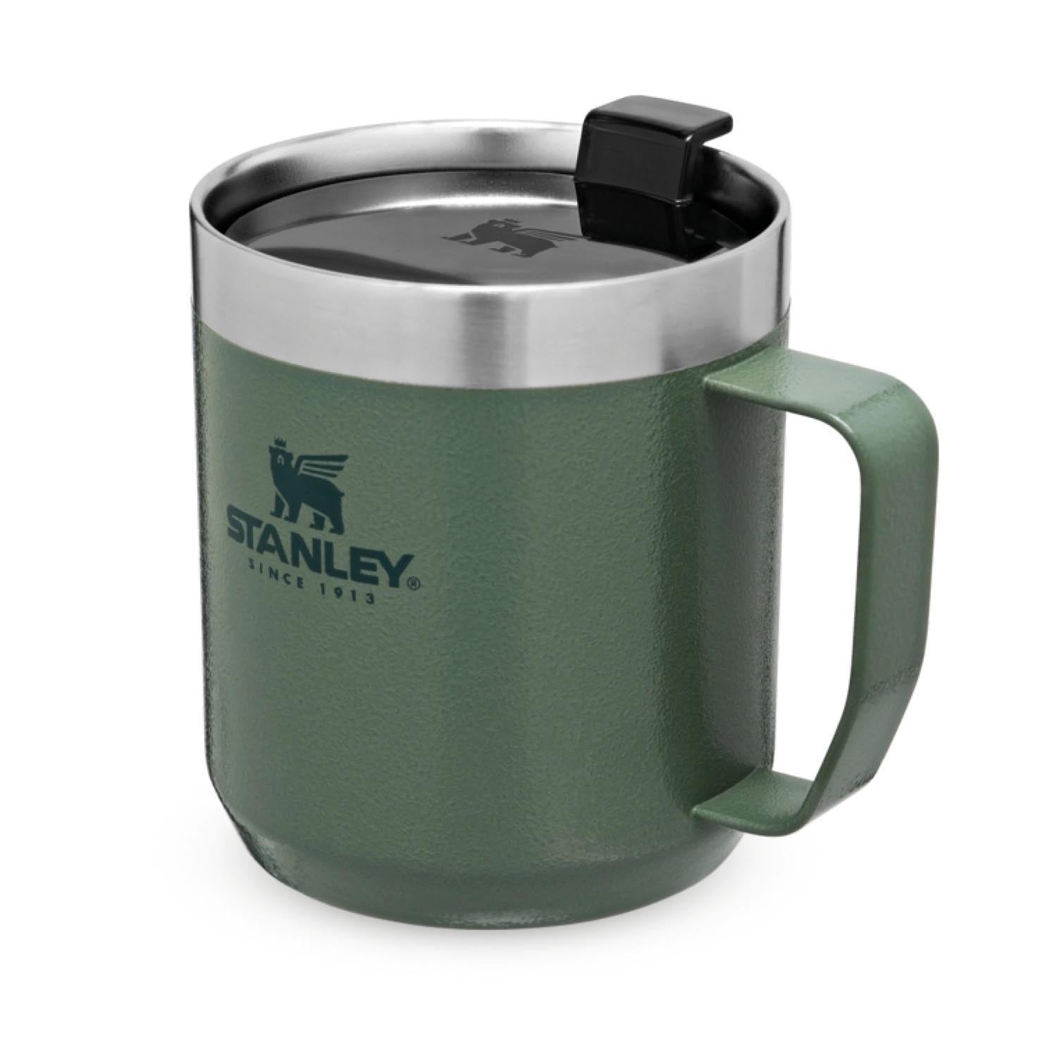 Robuster Stanley Camp Mug 0.35l in Hammertone Green, ideal für Outdoor-Abenteuer, hält Getränke warm oder kalt, langlebig und stilvoll.