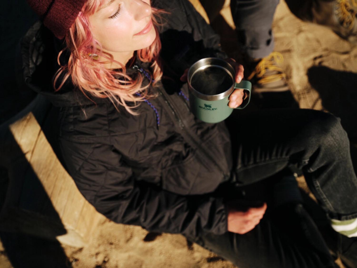 Stanley Camp Mug 0.35l in Hammertone Green, ideal für Outdoor-Abenteuer, hält Getränke warm oder kalt, robust und stilvoll.