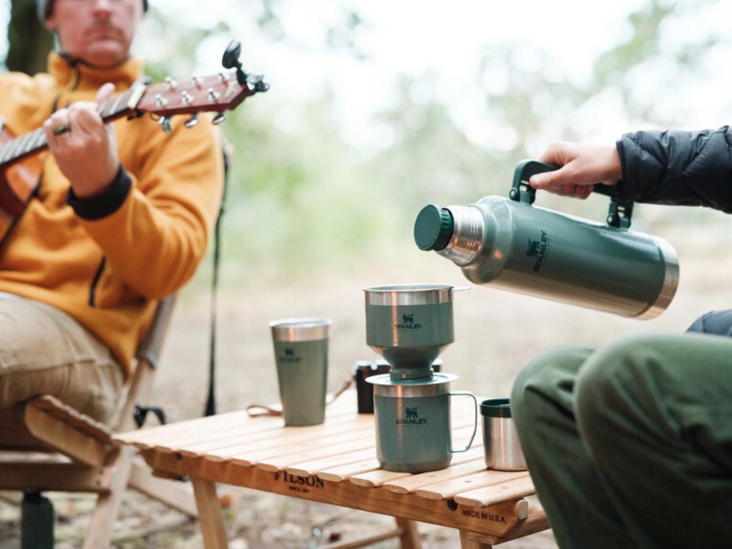 Stanley Everyday Camp Mug 0.35l in Hammertone Green, perfekt für Outdoor-Fans, hält Getränke warm oder kalt, robust und funktional.