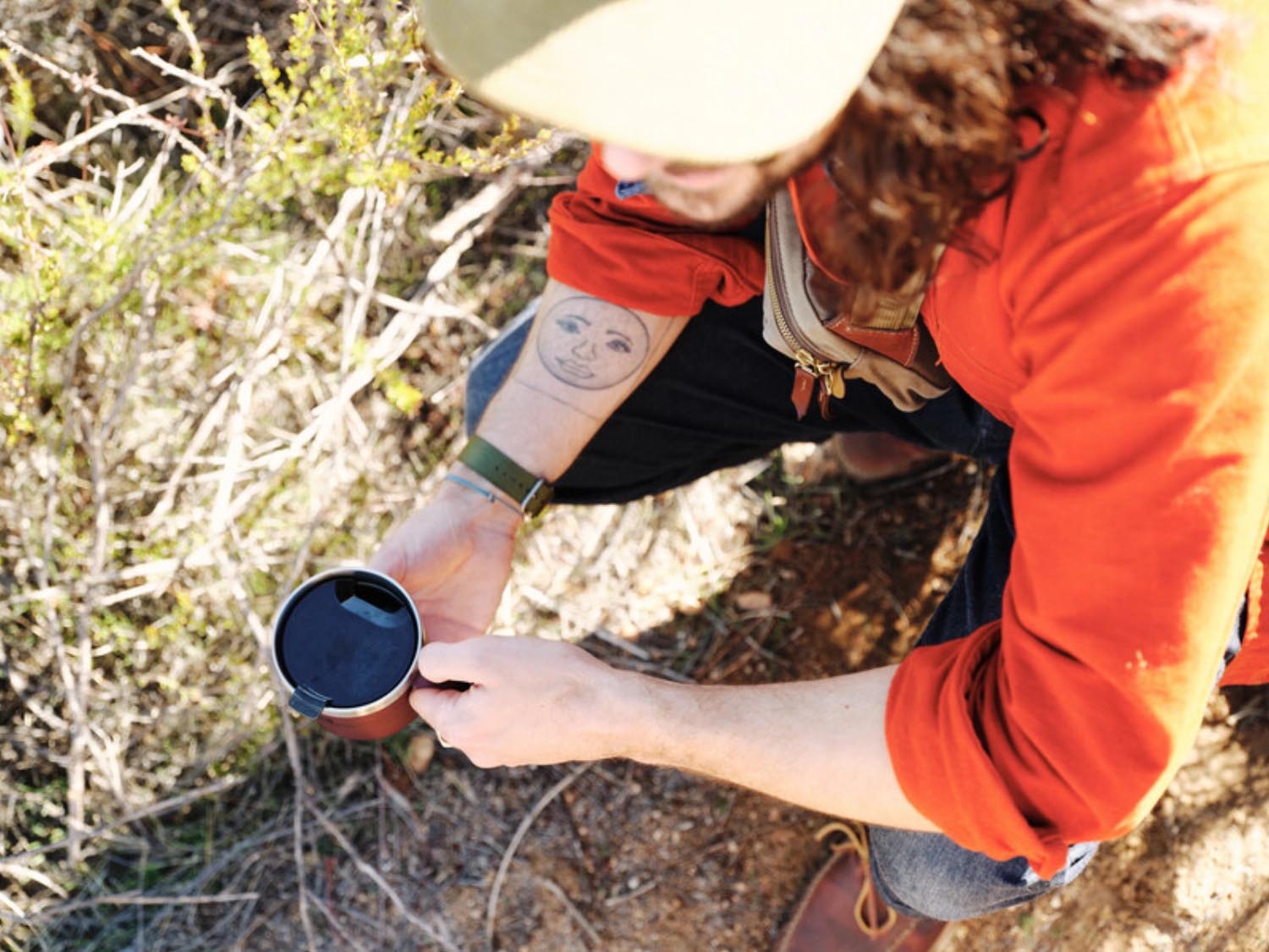 Stanley Everyday Camp Mug 0.35l in Hammertone Clay: robust, isoliert, perfekt für Outdoor-Abenteuer. Hält Getränke warm oder kalt.
