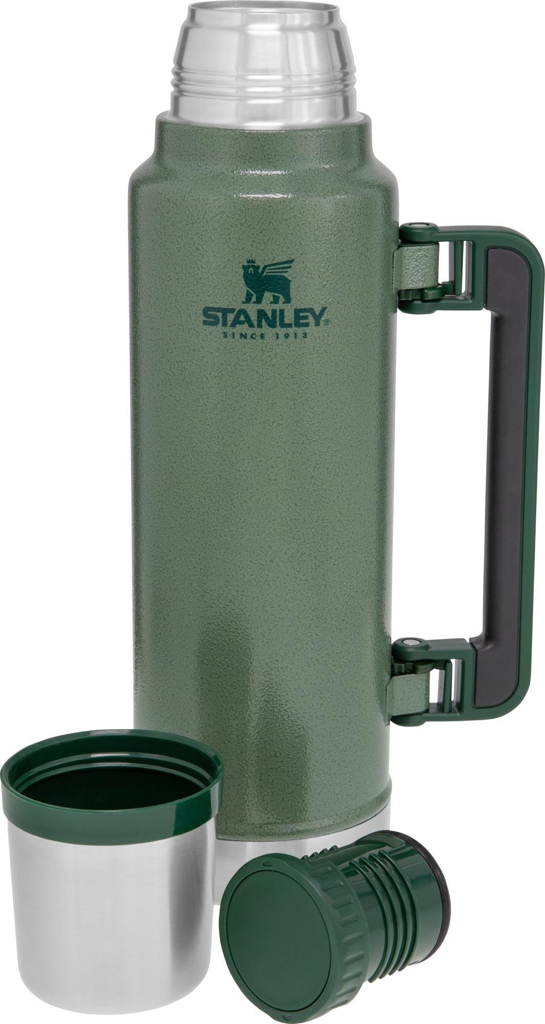 Die Stanley Legendary Classic 1.4L Flasche in Hammertone Green bietet langlebige Isolierung für Outdoor und Alltag.