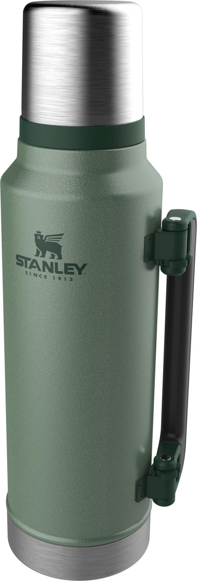 Die Stanley Legendary Classic 1.4L Flasche in Hammertone Green bietet langlebige Isolierung für Outdoor und Alltag.