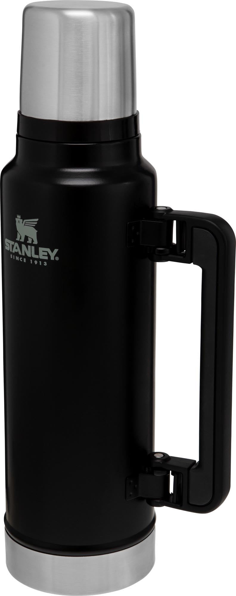 Die Stanley Legendary Classic 1.4L Flasche in mattem Schwarz bietet robuste Isolierung und stilvolles Design für unterwegs.