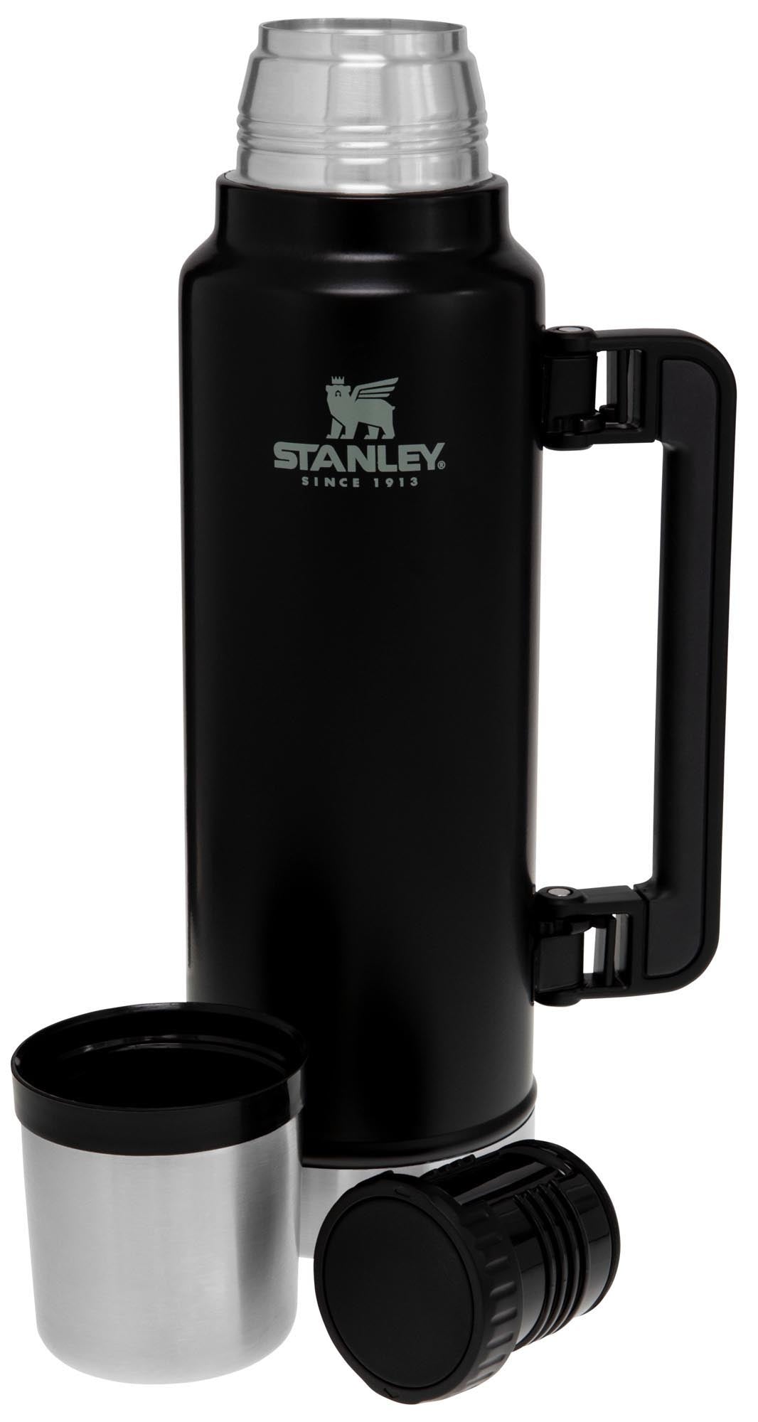 Die Stanley Legendary Classic 1.4L Flasche in mattem Schwarz überzeugt mit langlebiger Isolierung und modernem, robustem Stil.
