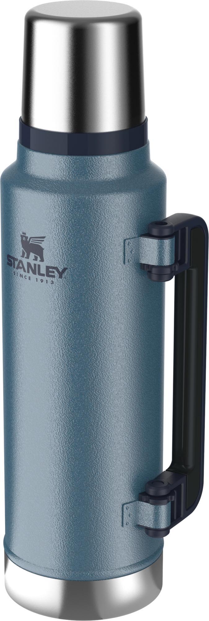 Die Stanley Legendary Classic 1.4L Flasche in Hammertone Lake kombiniert langlebige Isolierung mit zeitlosem Stil für Abenteuer.