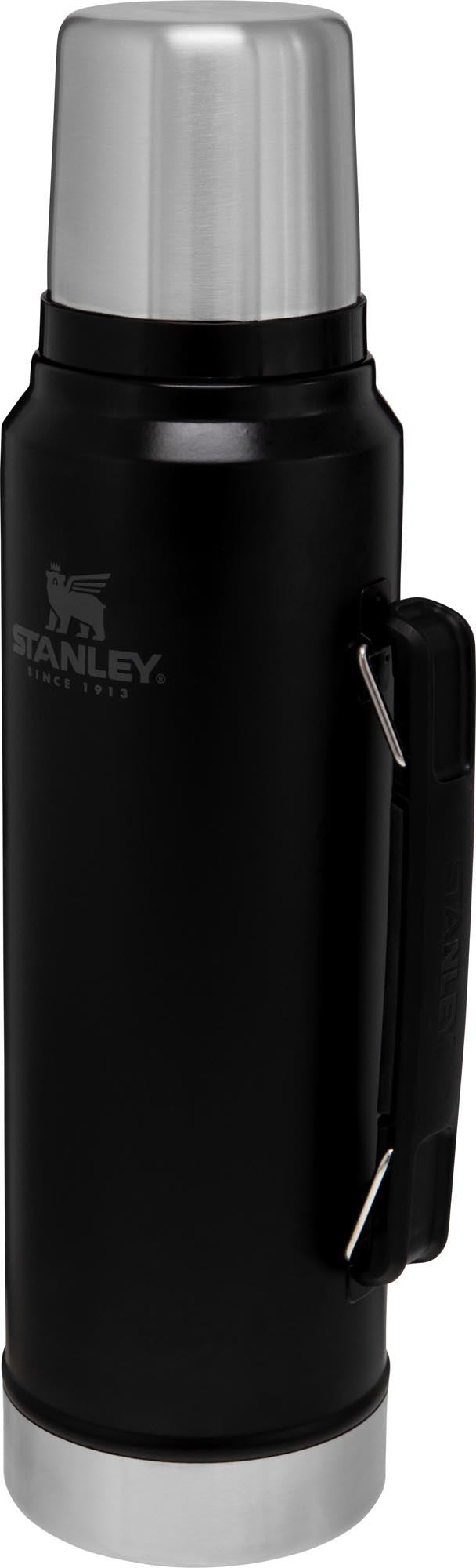 Die Stanley Legendary Classic 1.0l Flasche in mattem Schwarz ist robust, stilvoll und hält Getränke stundenlang heiss oder kalt.