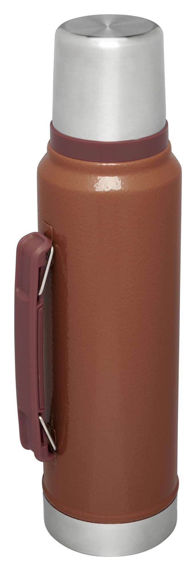 Die Stanley Legendary Classic 1.0l Flasche in Hammertone Clay ist robust, isolierend und ideal für Outdoor-Abenteuer.