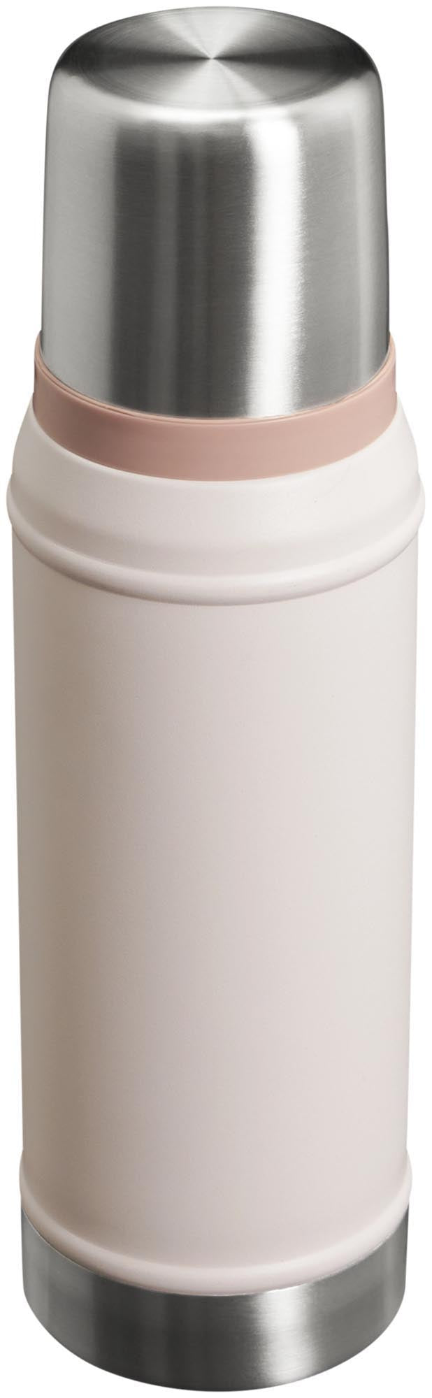 Die Stanley Legendary Classic Flasche 0.75l in Rose Quartz ist robust, stilvoll und hält Getränke lange heiss oder kalt.