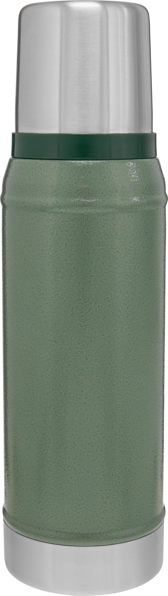 Die Stanley Legendary Classic Flasche 0.75l in Hammertone Green ist robust, isoliert und ideal für Outdoor-Abenteuer.