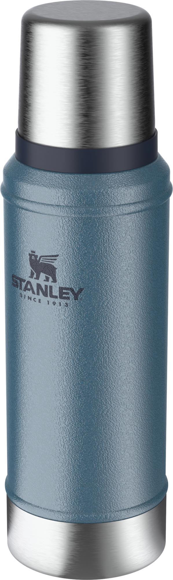 Die Stanley Legendary Classic 0.75l Flasche in Hammertone Lake bietet langlebige Isolierung, perfekt für Outdoor und Abenteuer.